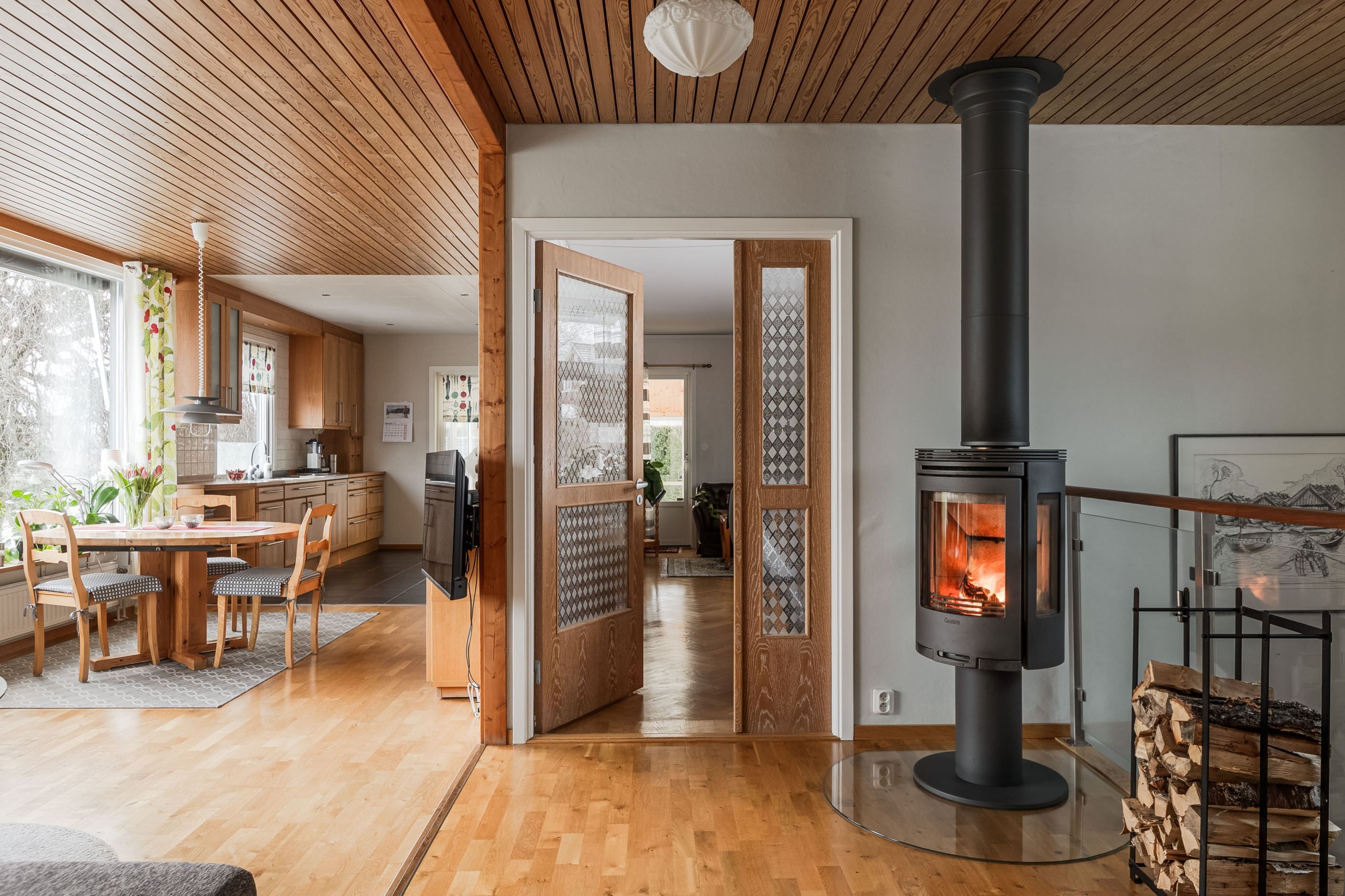 Braskamin som ger skön värme och mysfaktor.