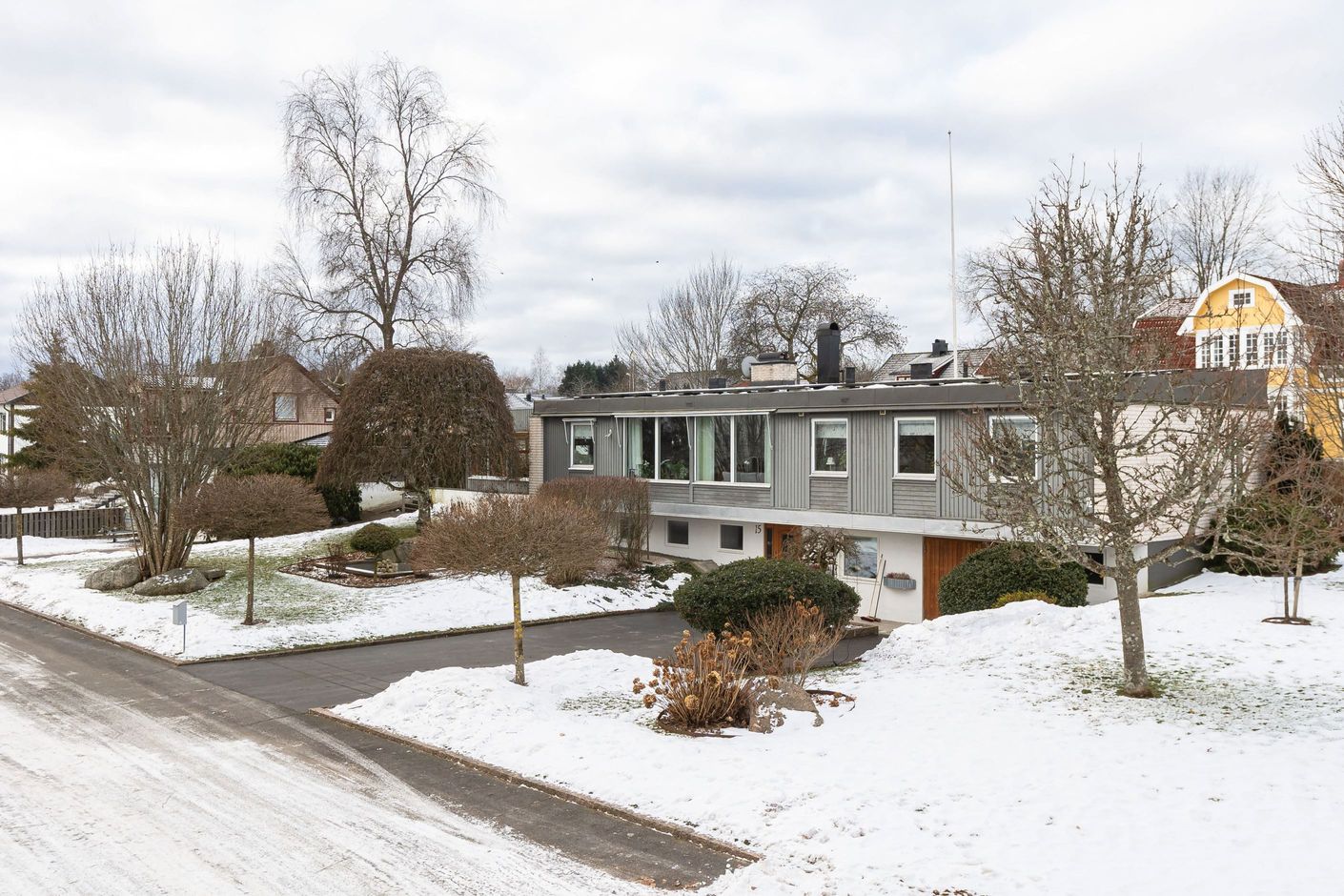 En stor härlig uppvuxen tomt med vackra träd och buskar.