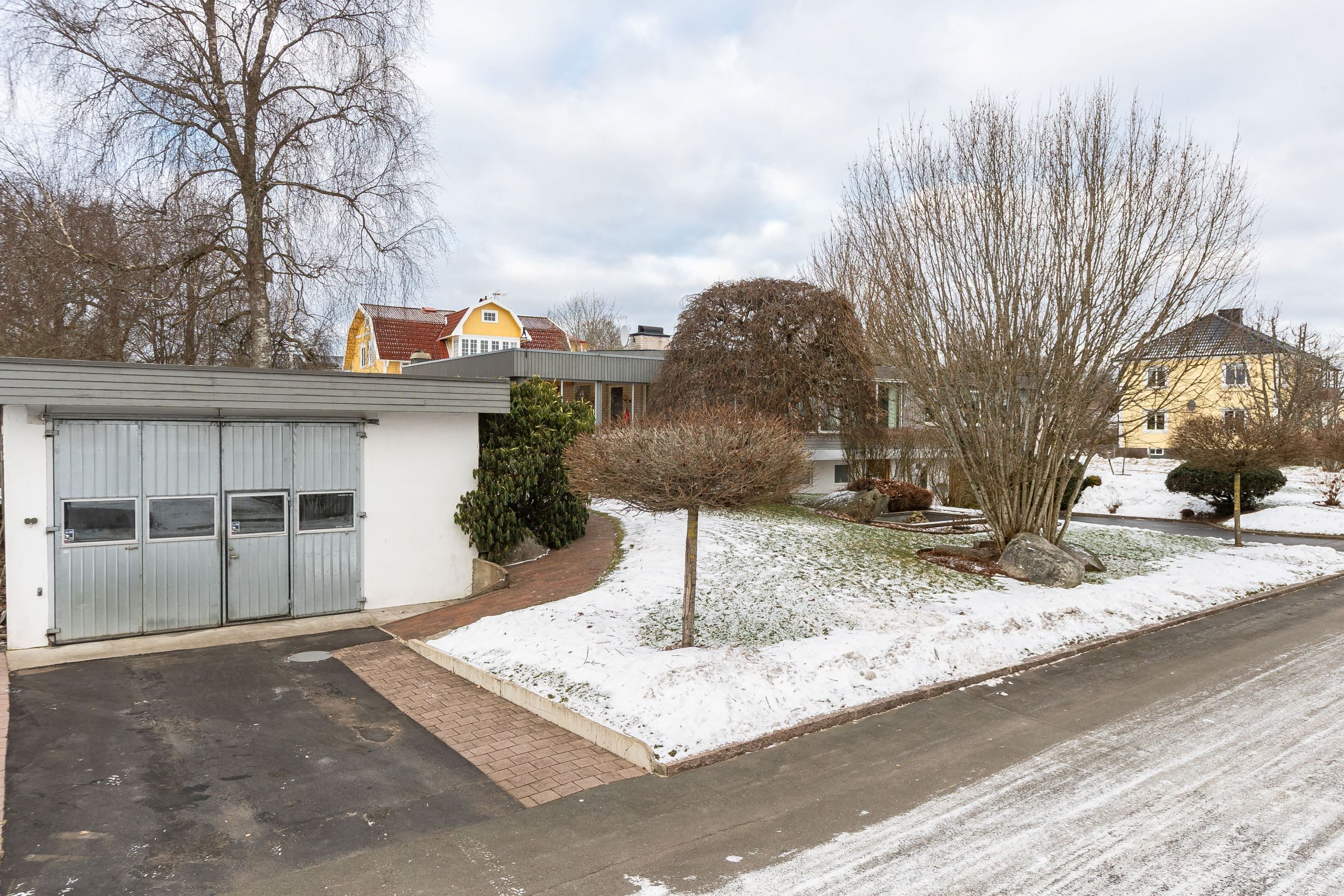 Stort dubbelgarage med hela 3 meter i takhöjd. Perfekt om du har husbil!