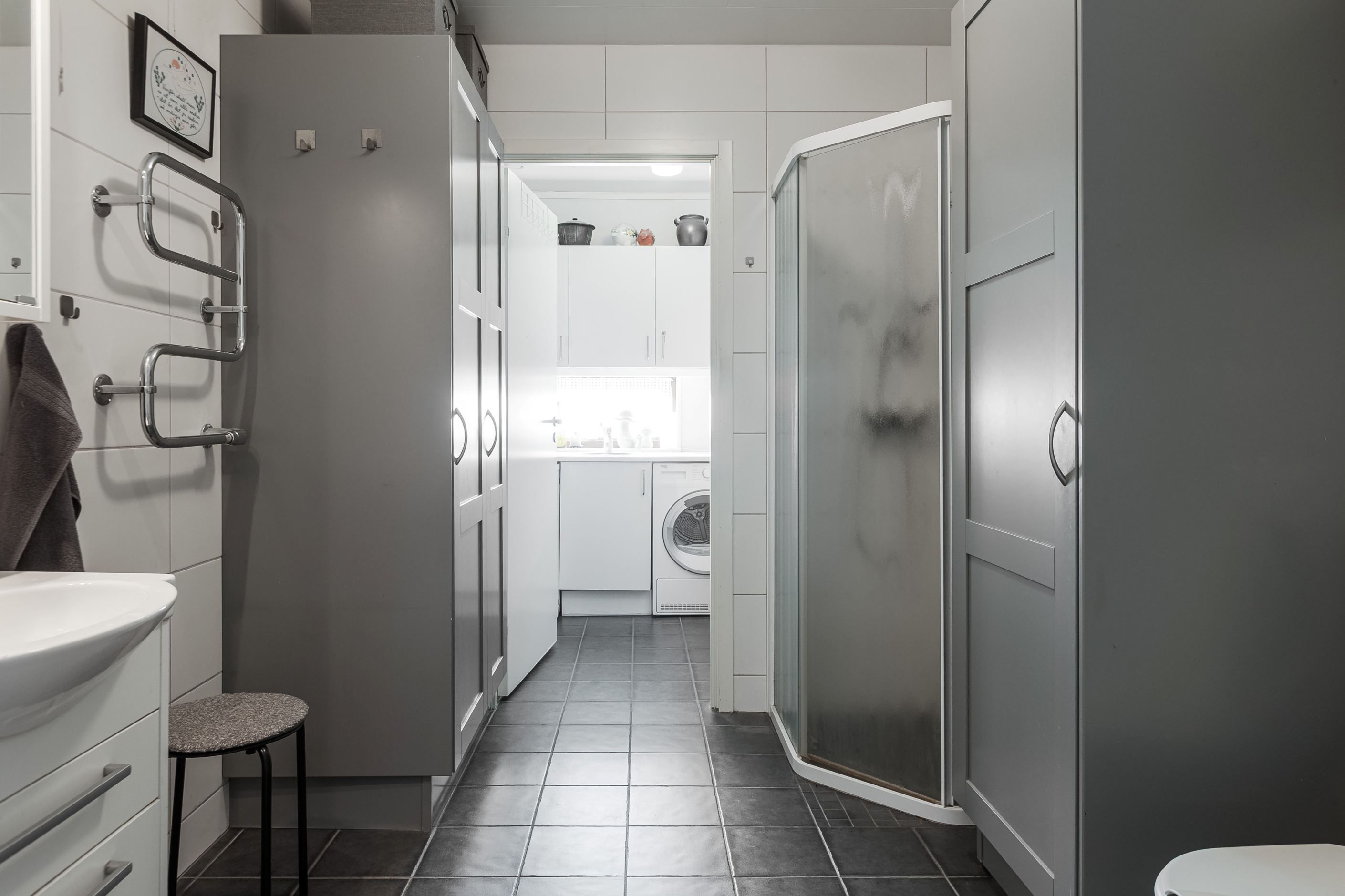 Badrum samt dörr in till tvättstuga