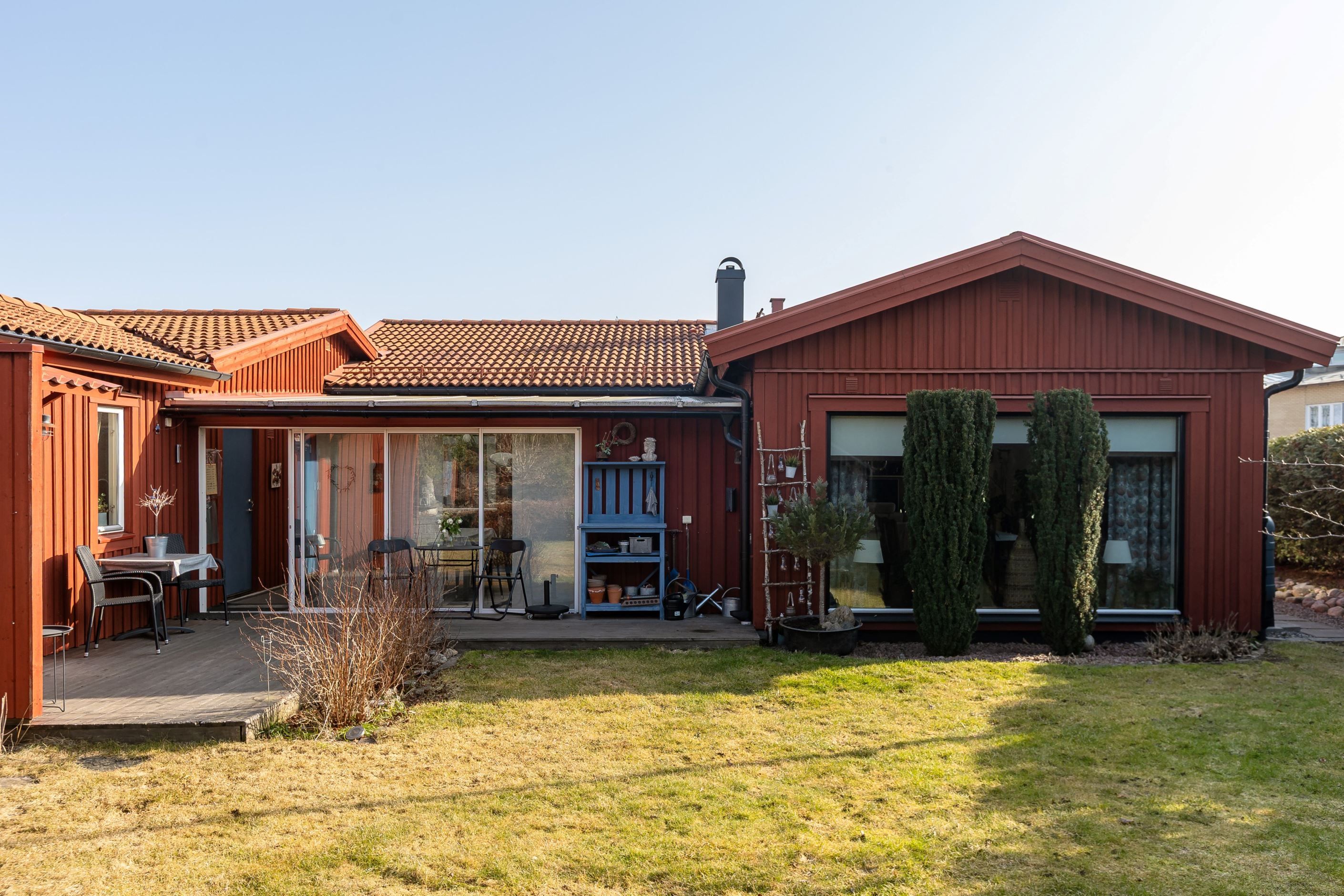 Insynsskyddad baksida i soligt västerläge!