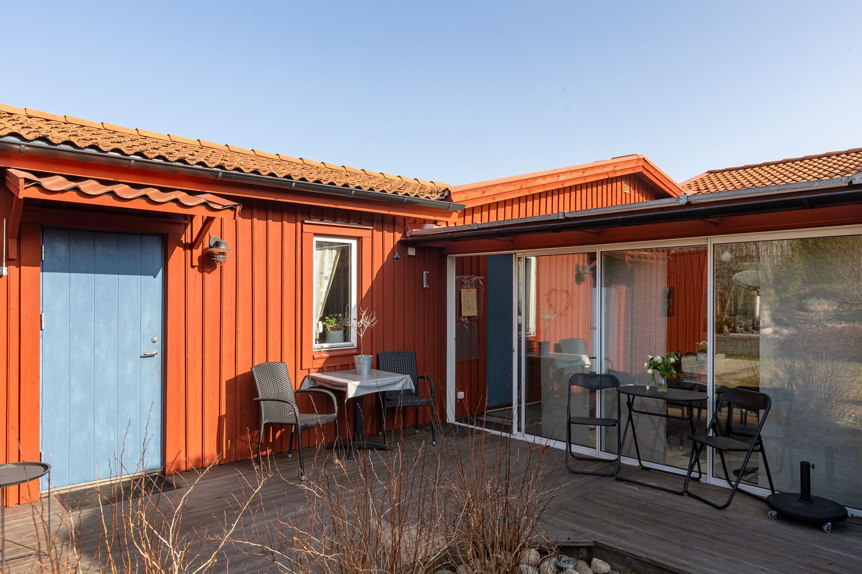 Soliga hörnet till förmiddagskaffet! Utbyggnad där förråd samt extrarum finns.