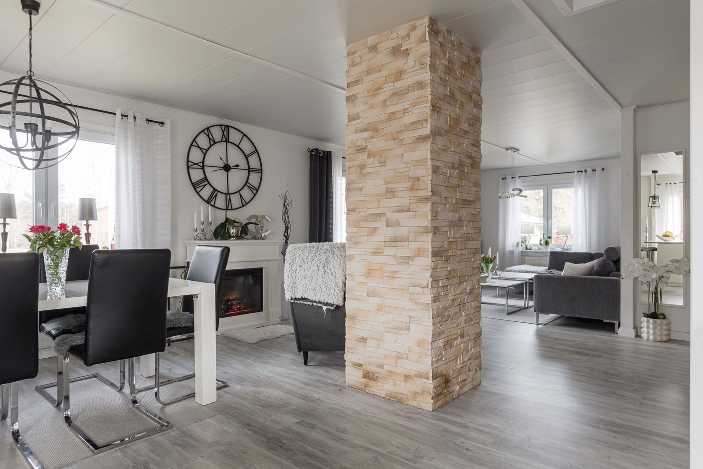 Öppen planlösning med stora fina sällskapsytor.