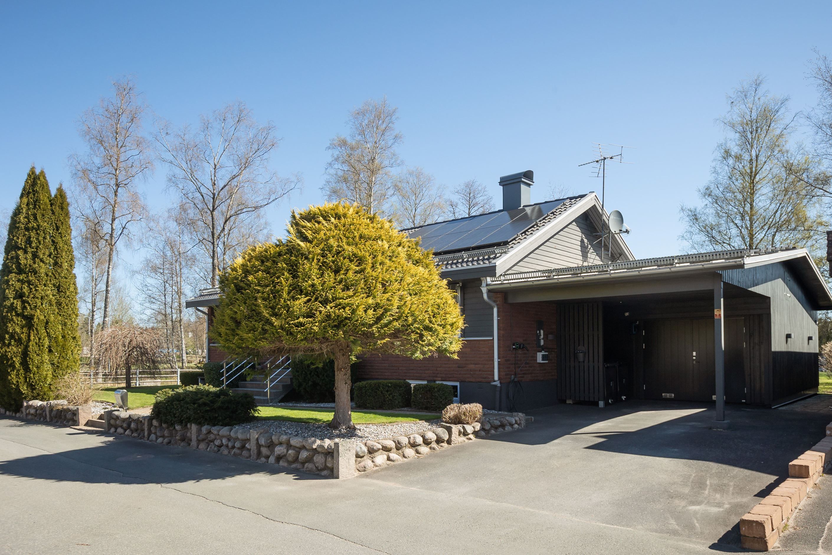 Garage samt carport