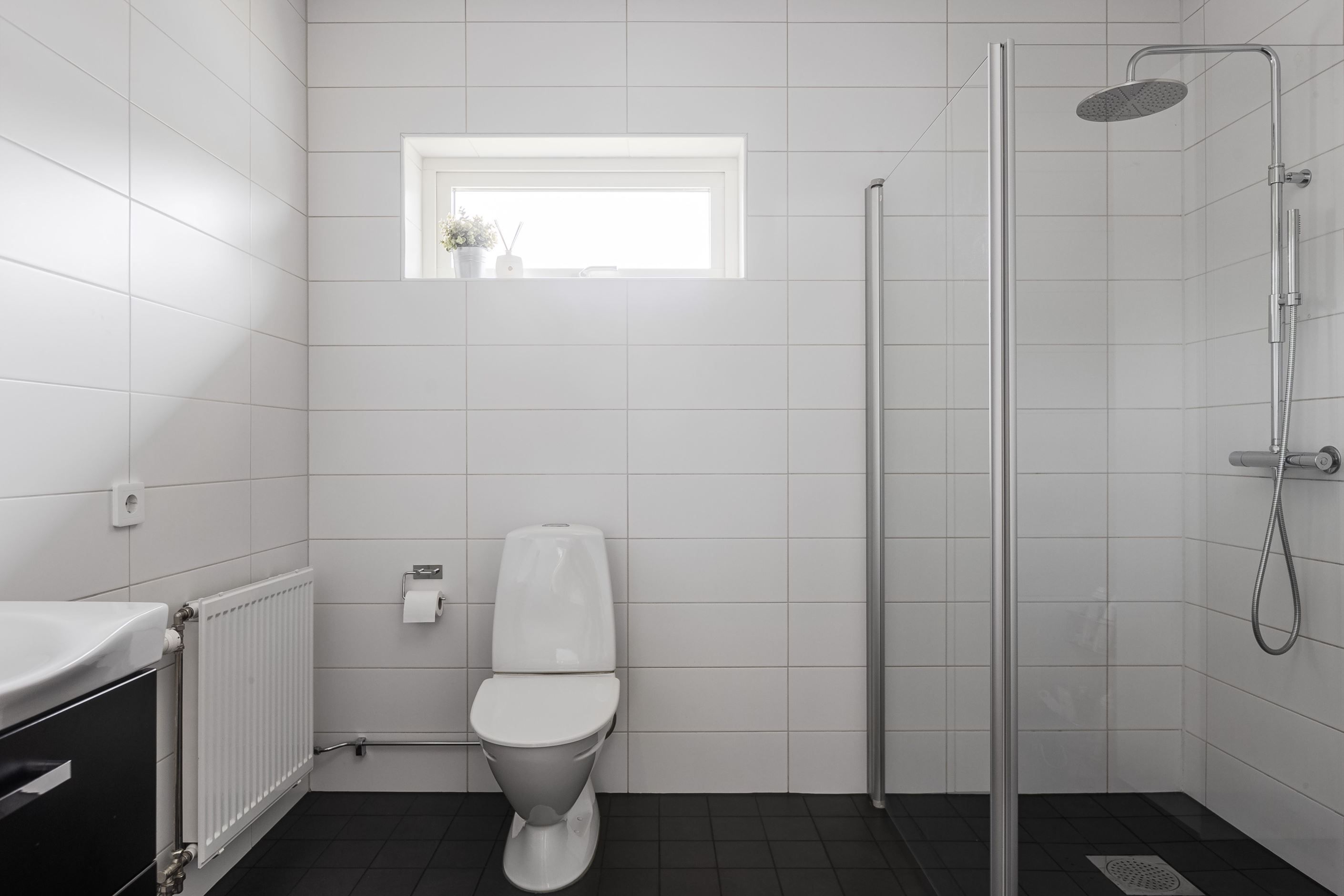 Badrum med dusch nedre plan