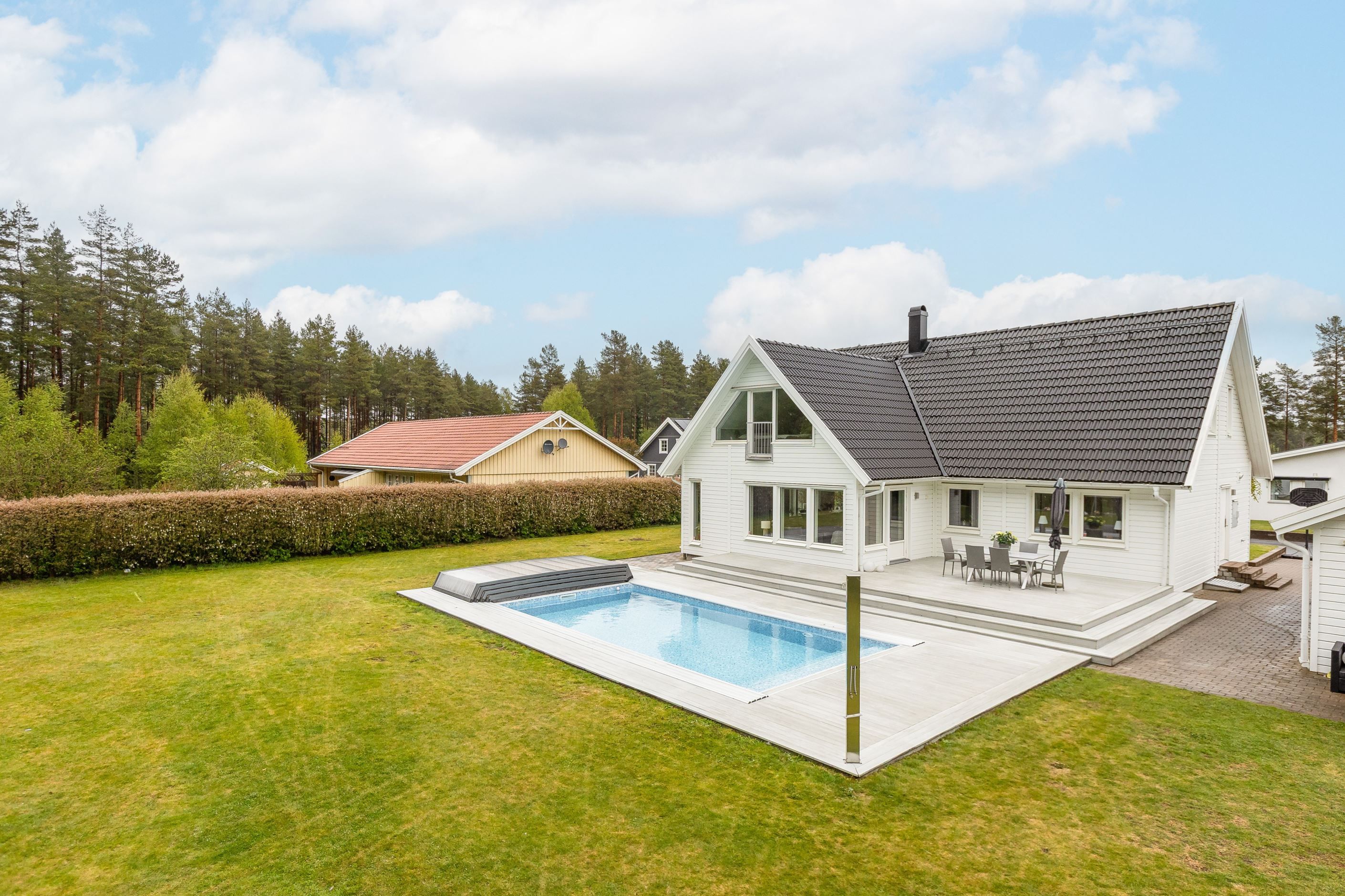 Pool med utedusch