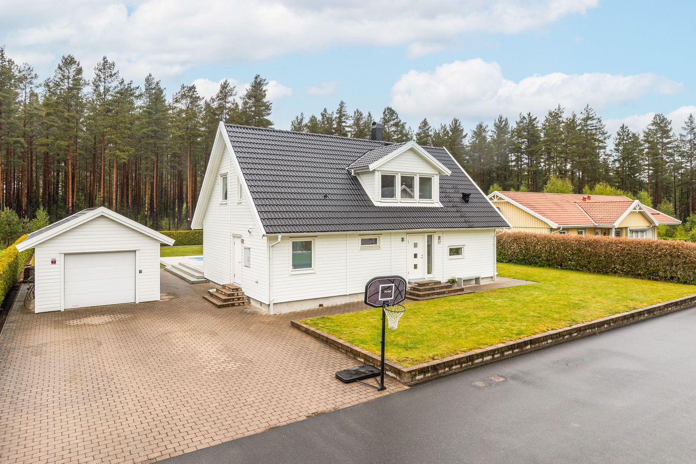 Finns även ett fristående garage med elektrisk garageport.