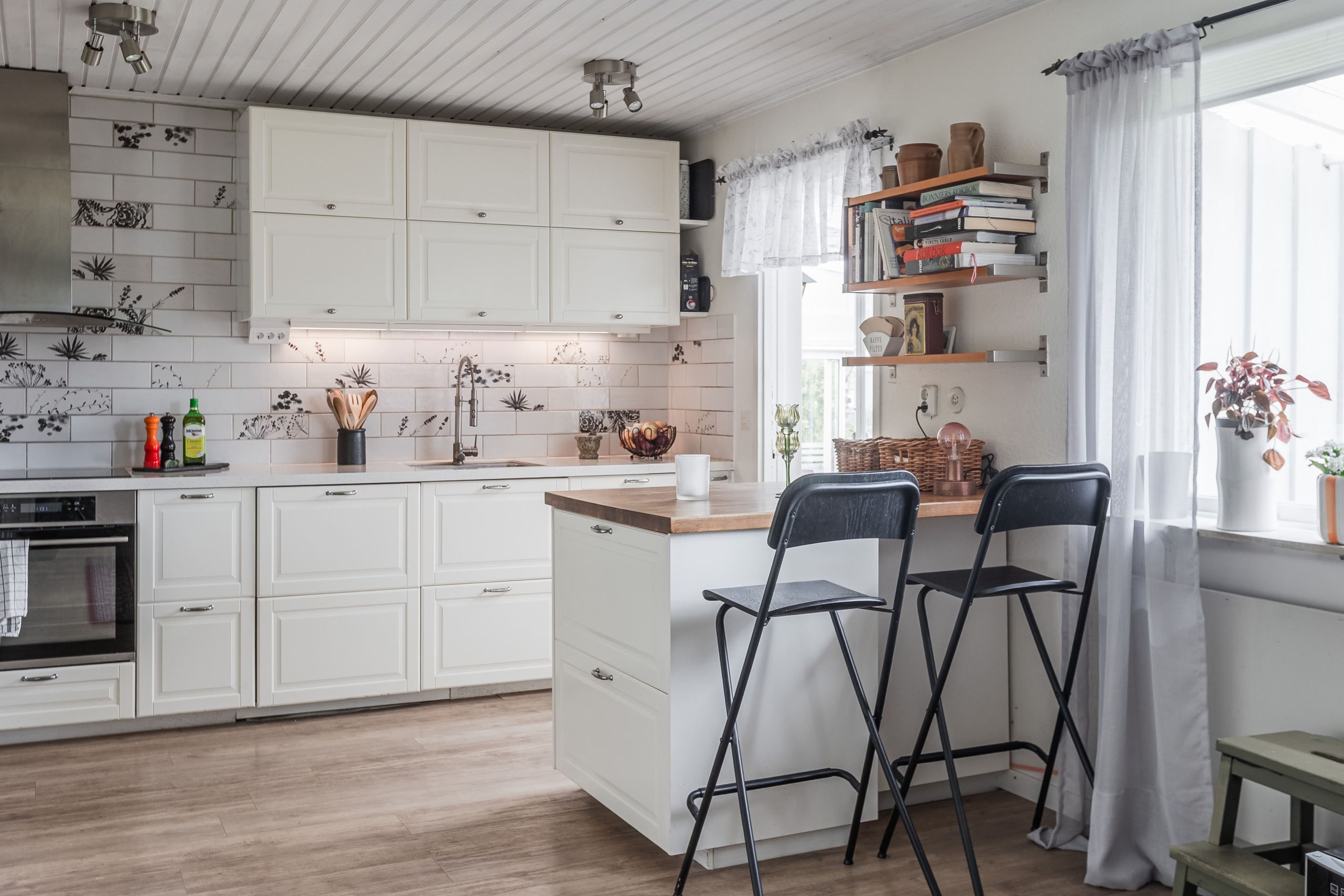 Uppdaterat kök med köksö och utgång till altan