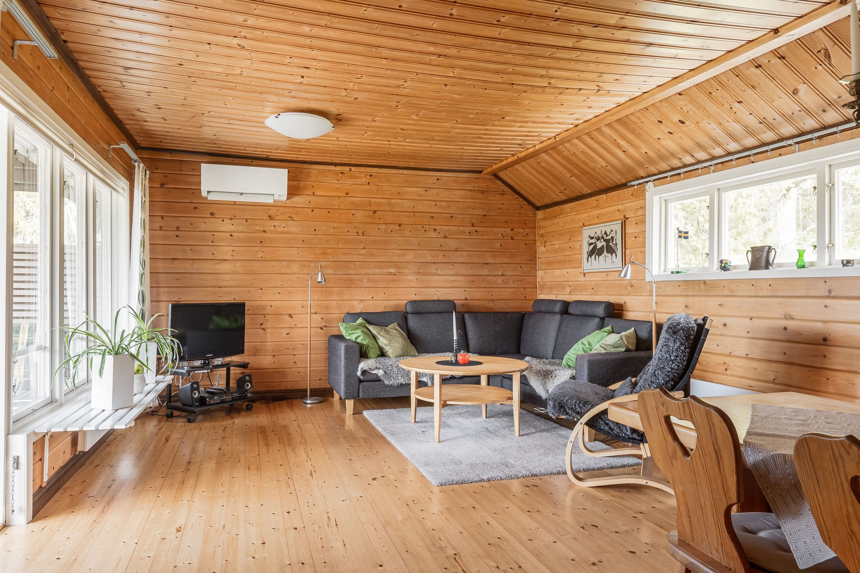 Rymligt allrum med plats för både matplats och soffhörna