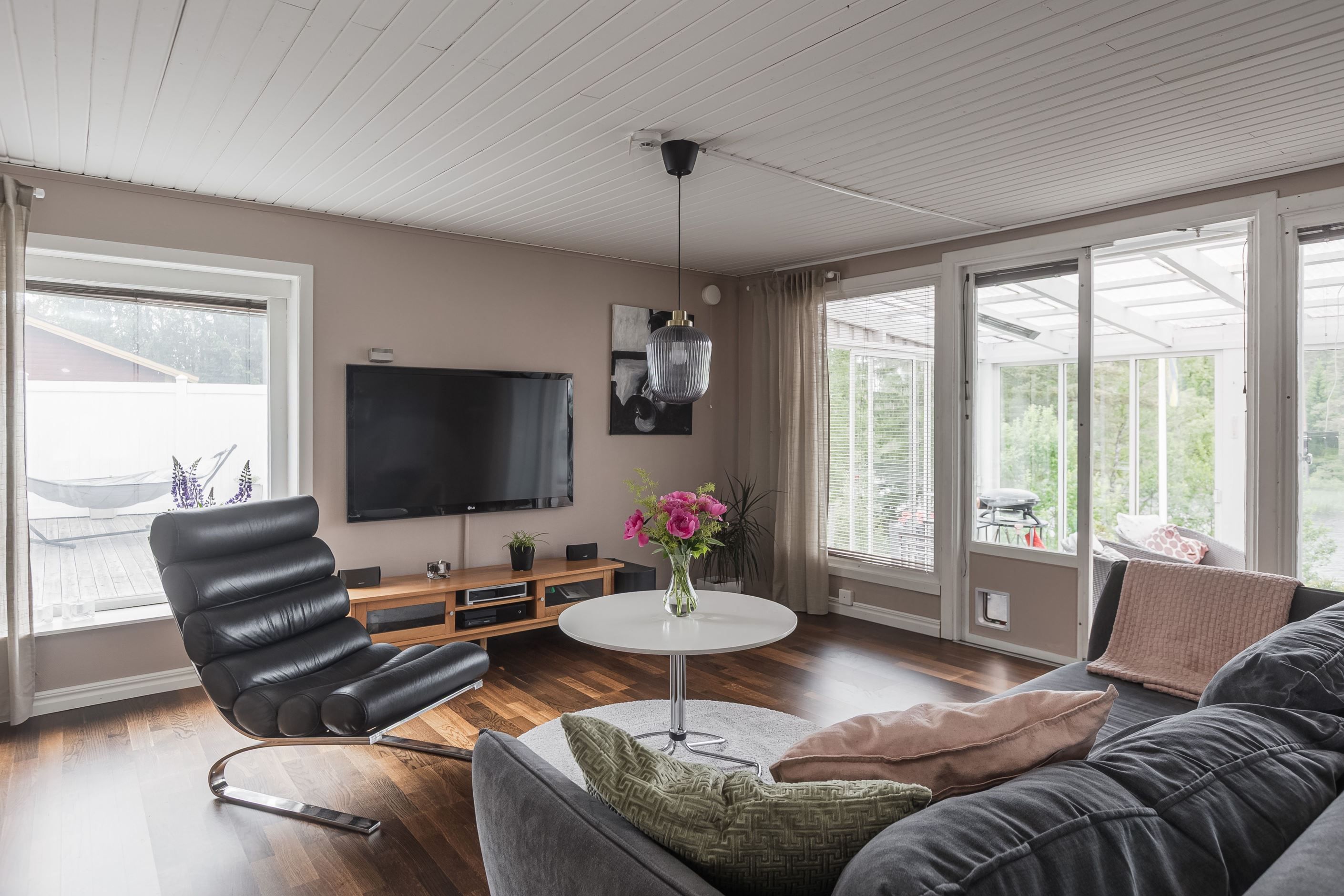 Trevligt vardagsrum med ljusinsläpp från flera håll