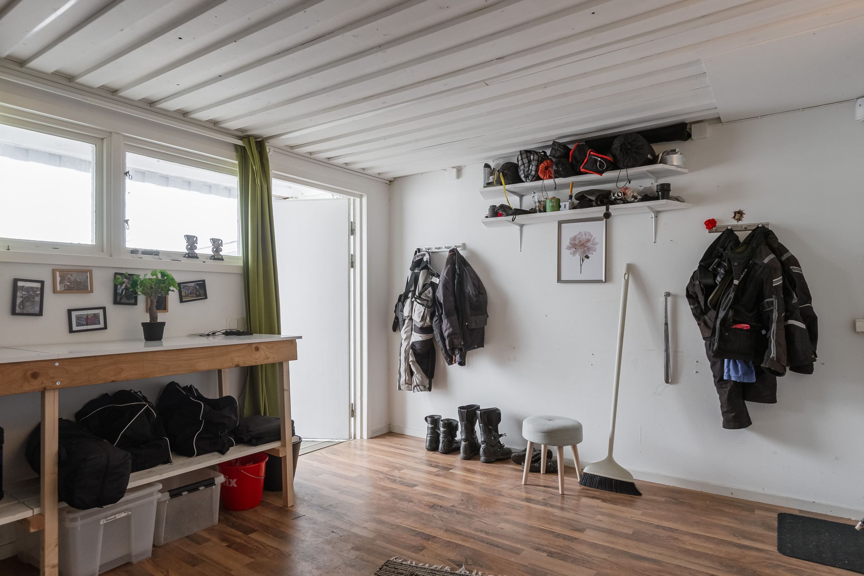 I garagebyggnaden finns ett rymligt rum som idag används som förråd men fungerar utmärkt som gästrum