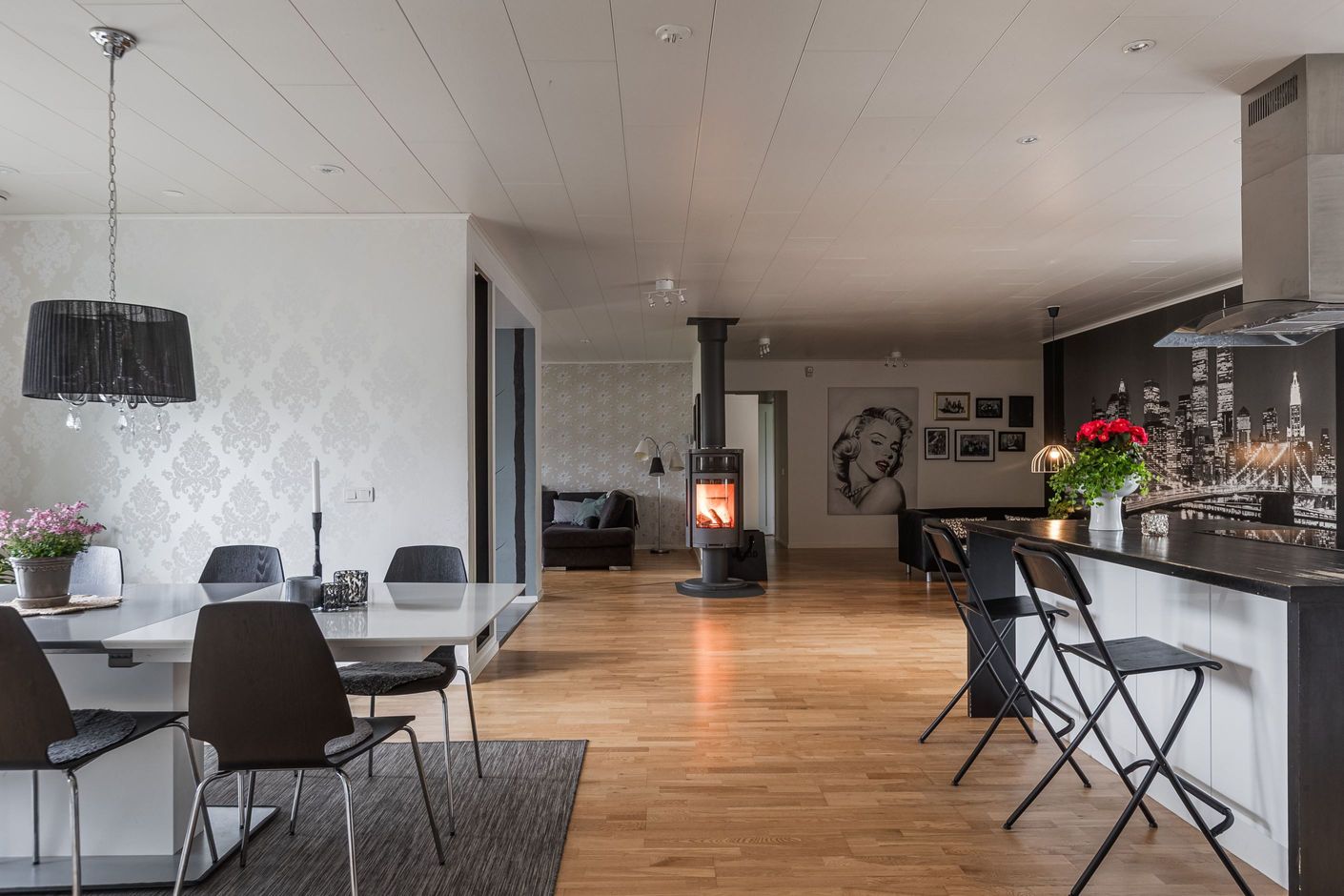 Matplats och vardagsrum i öppen planlösning