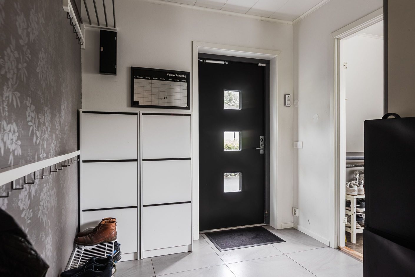 Rymlig groventré på sidan av huset