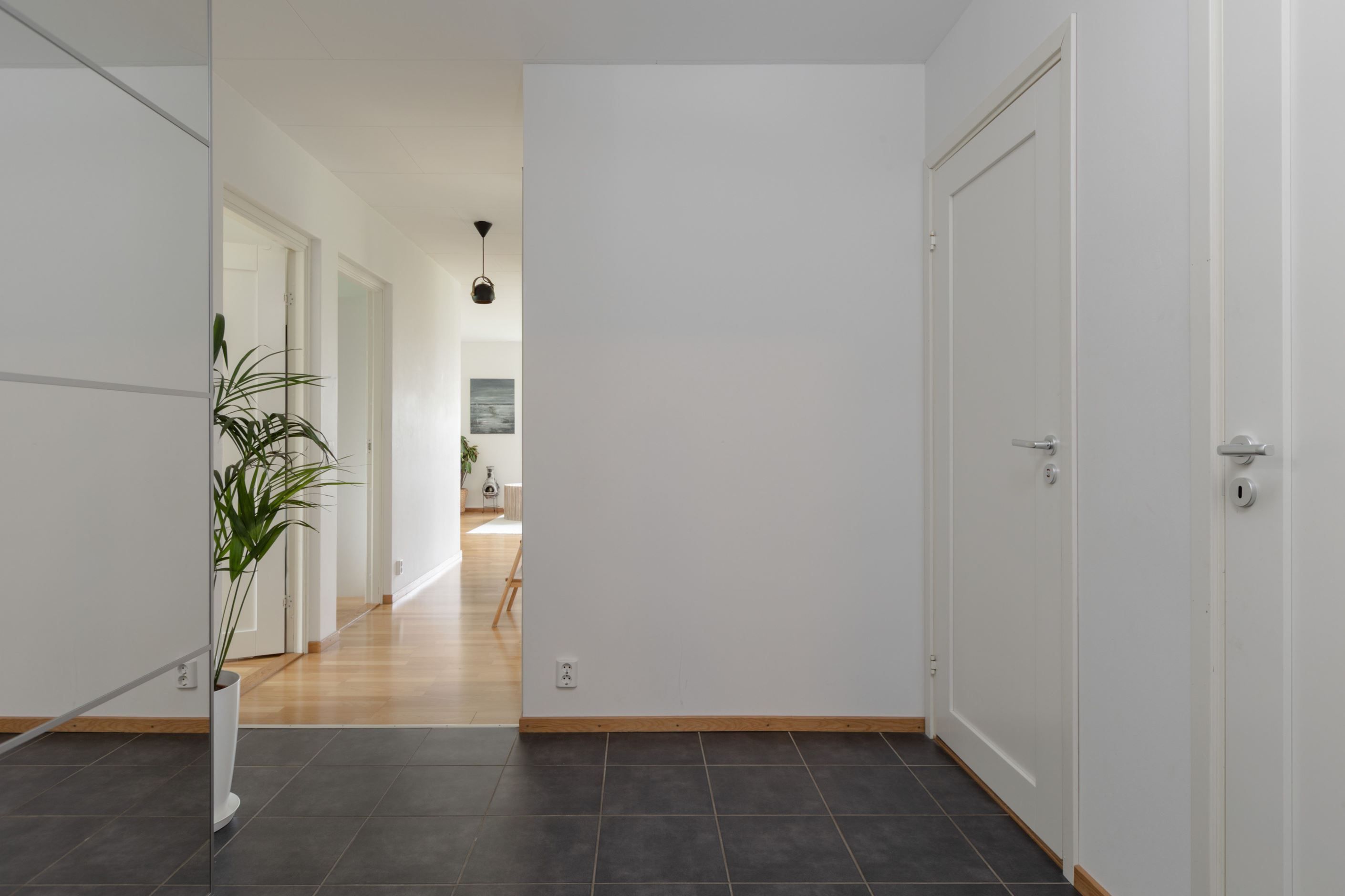 Hall med anslutande klädkammare och duschrum