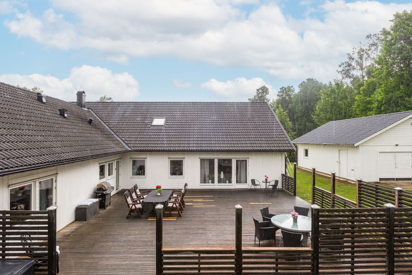 Stor altan mot skogen