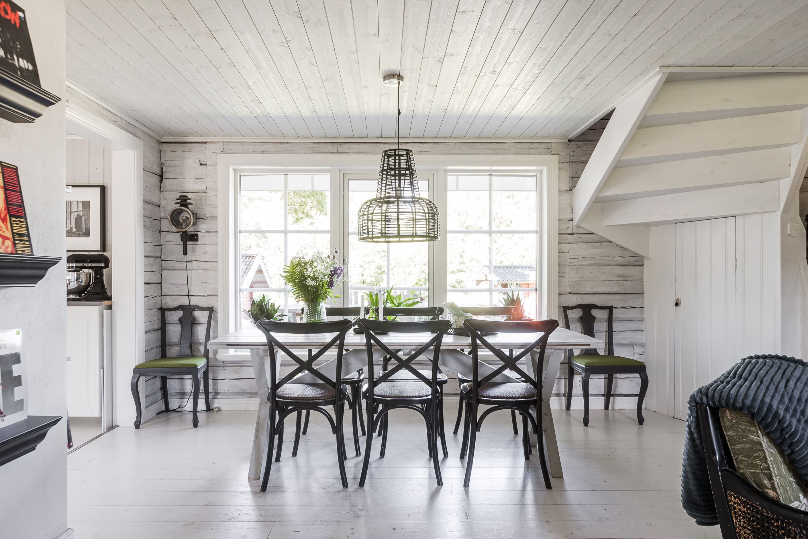 Rymlig matplats med utsikt mot baksidan