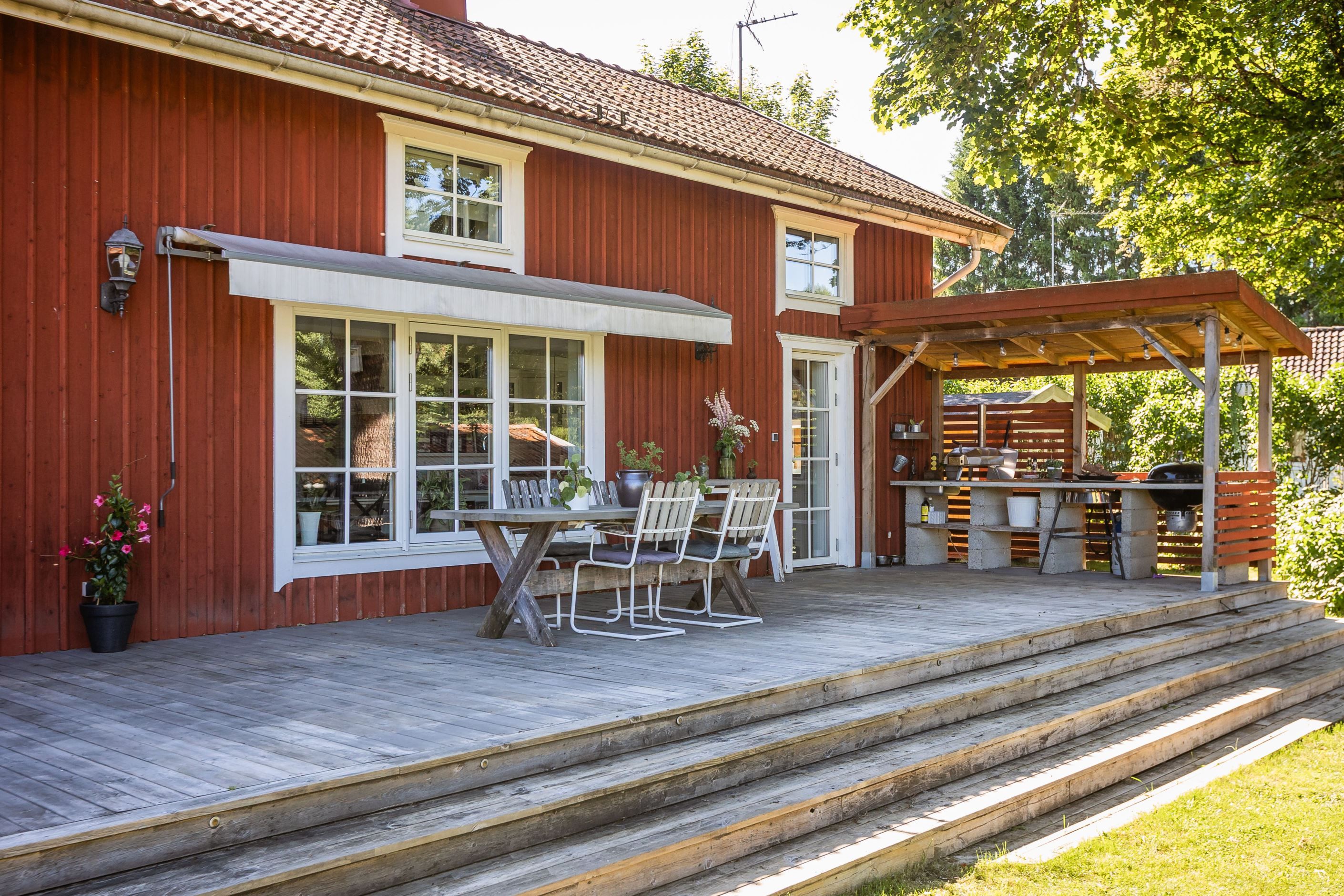 Utgång från köket till altanen på baksidan