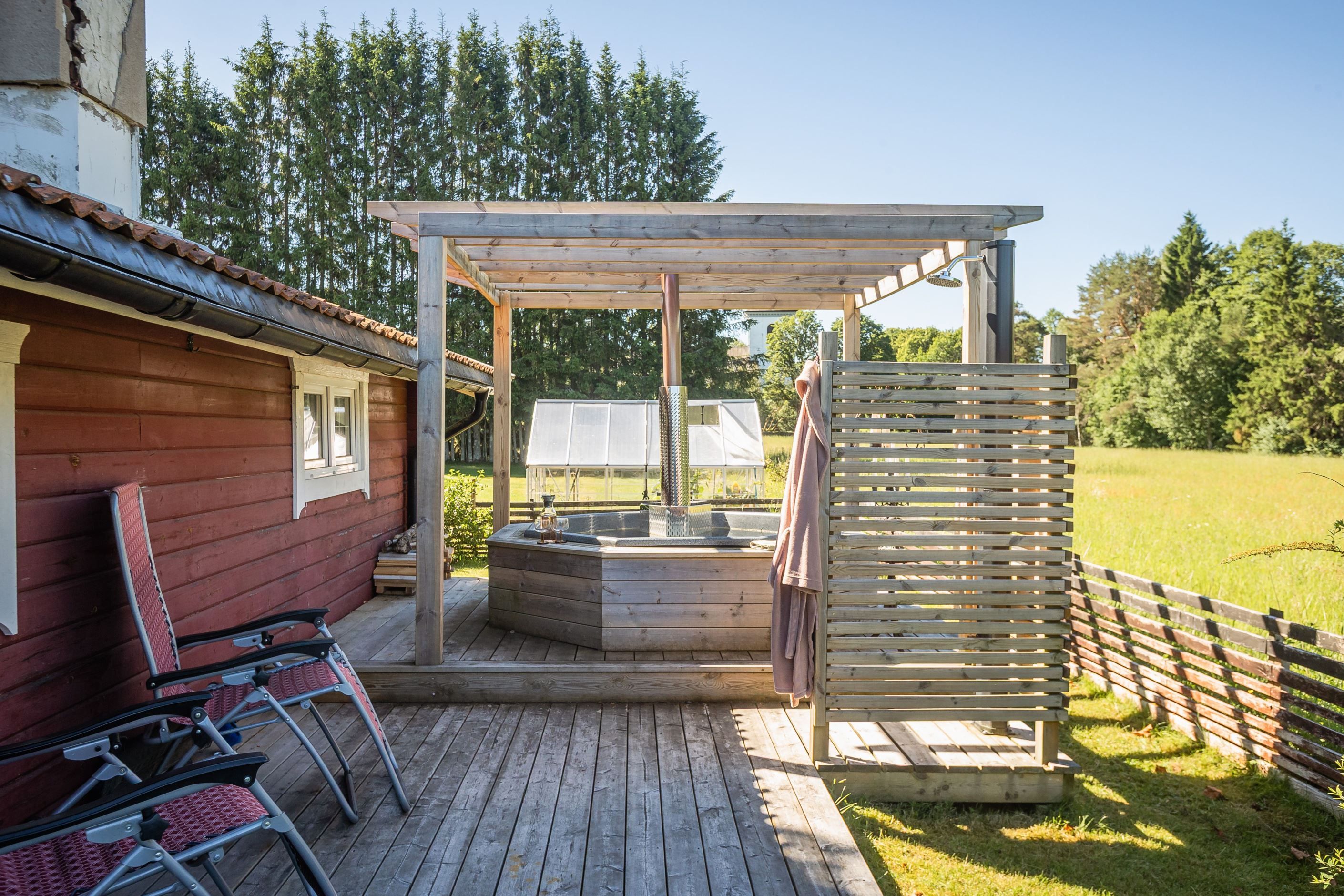 Vedeldad badtunna på baksidan av lillstugan
