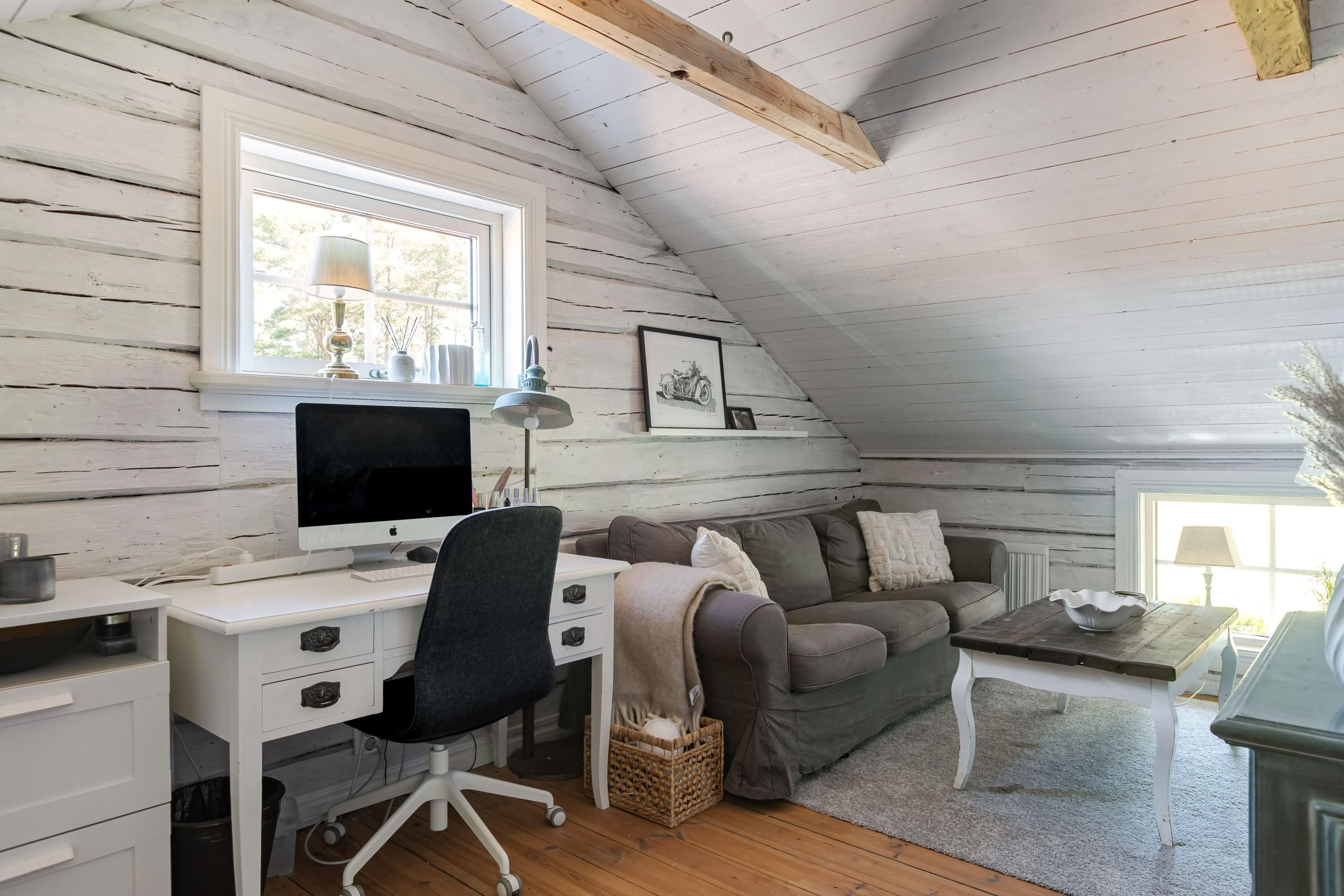 Allrum som idag används som tv-rum och kontor