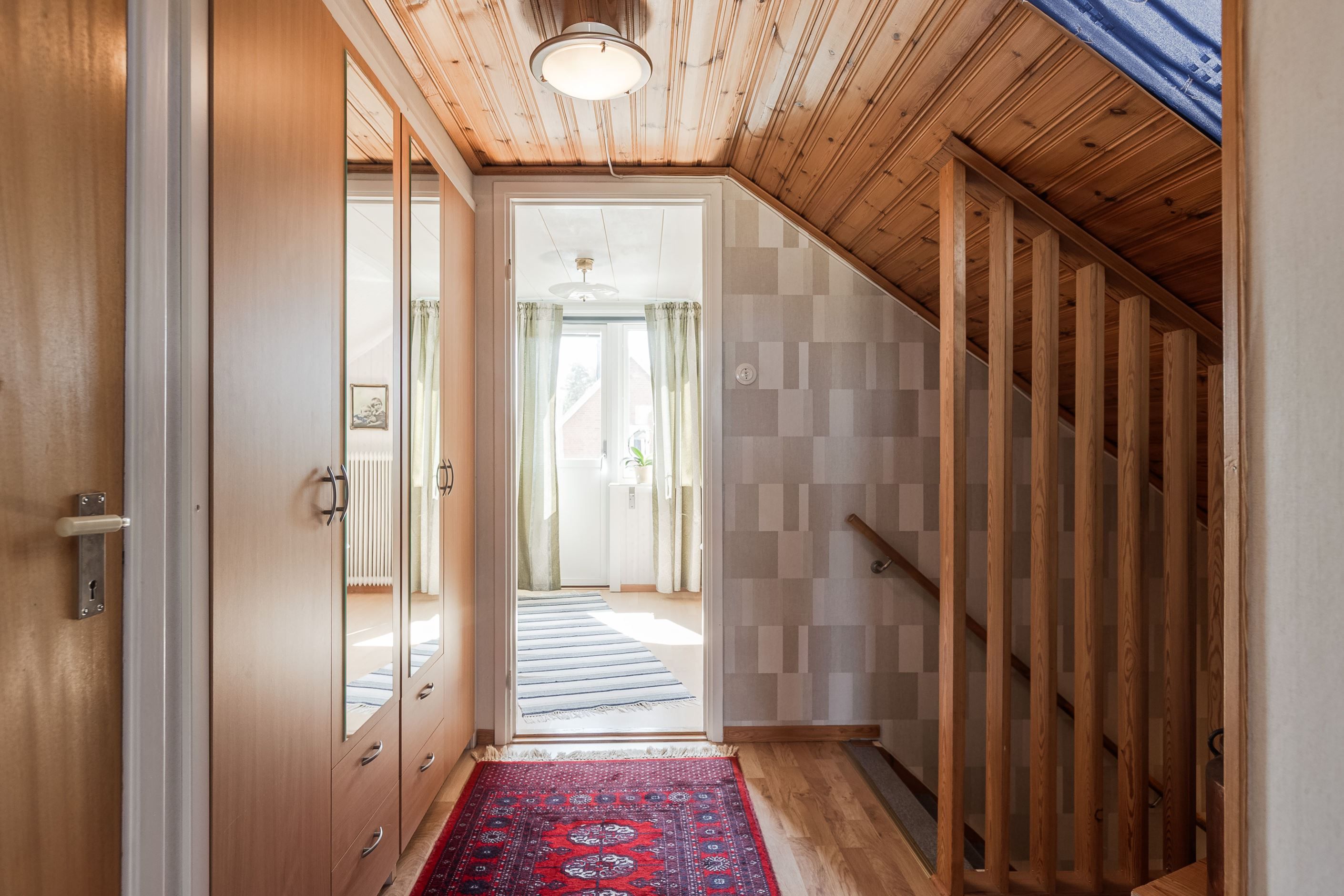 Övre plan med inbyggda garderober