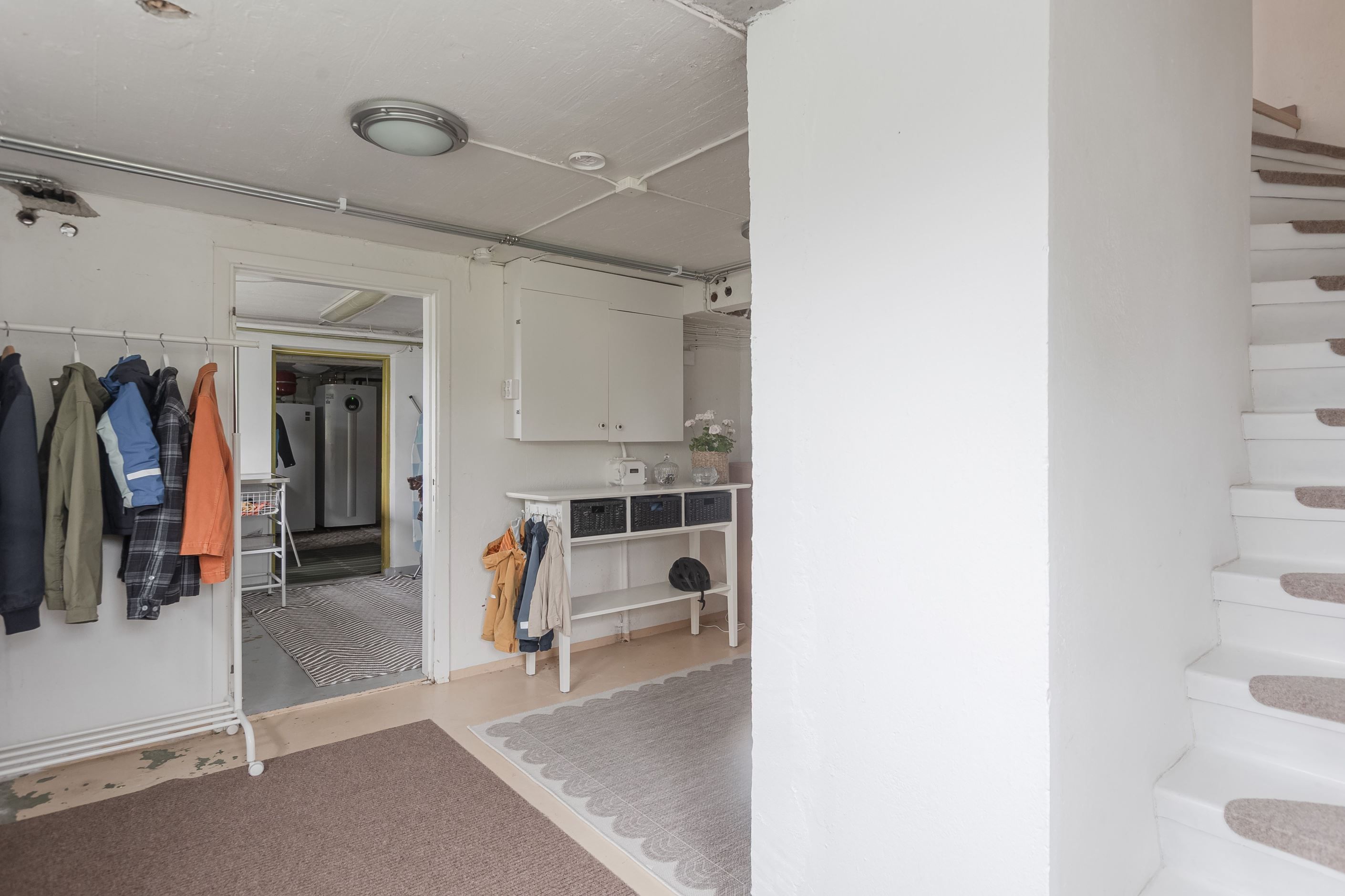 Gott om plats för förvaring av kläder och skor