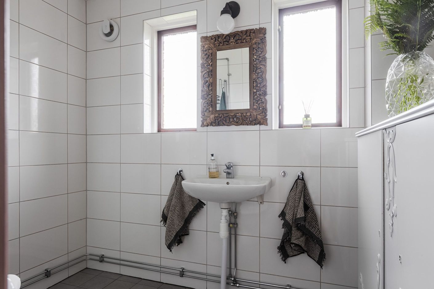Toalett med dusch på mellanplanet