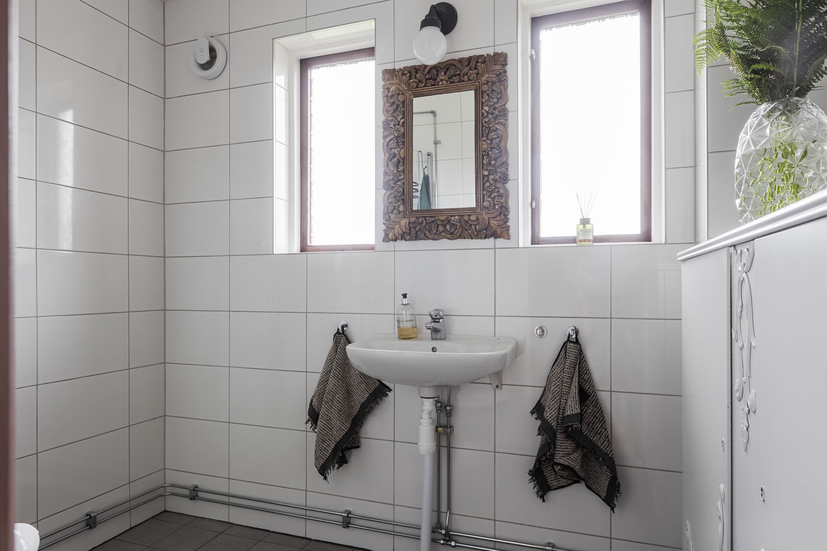 Toalett med dusch på mellanplanet