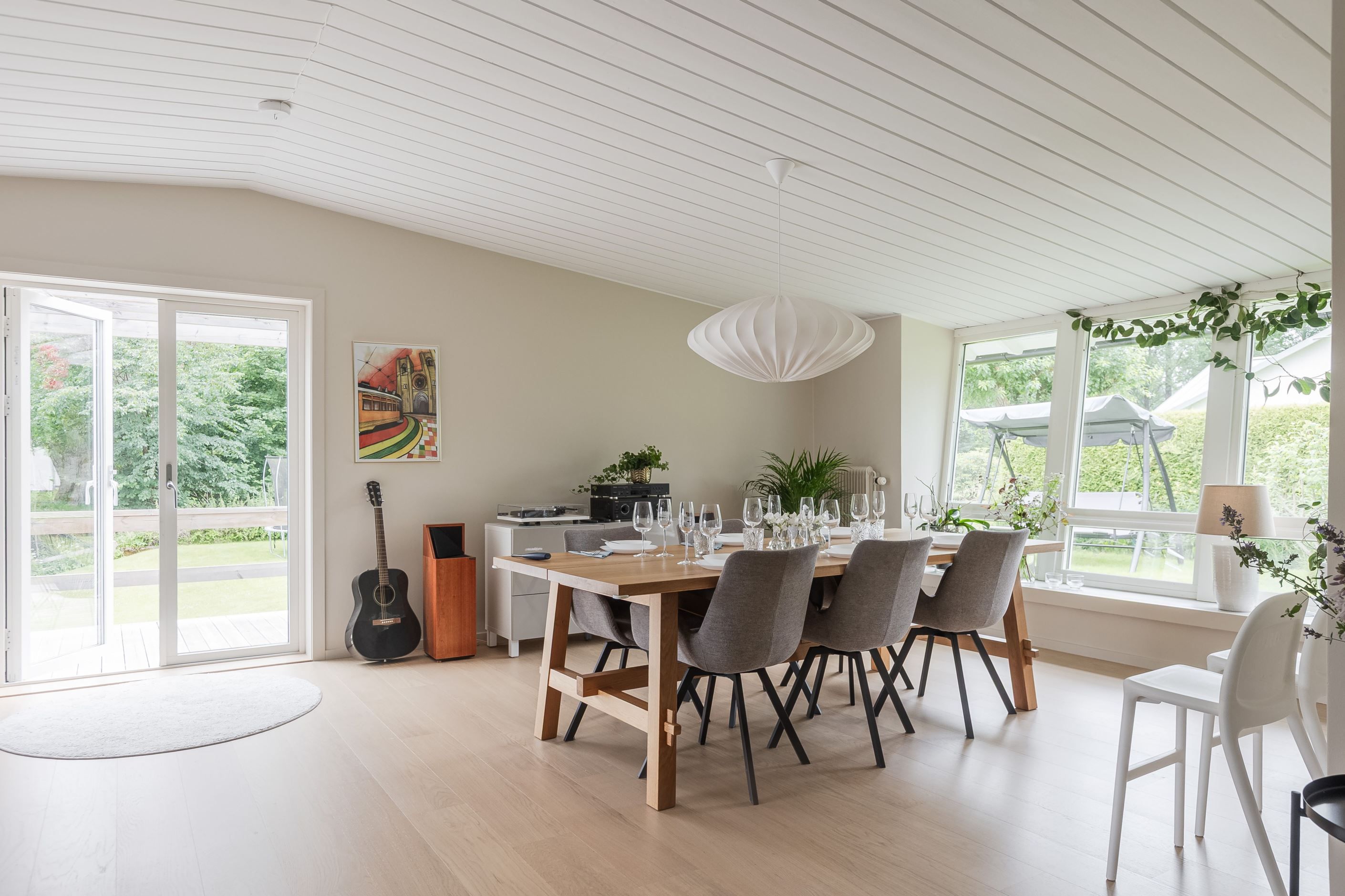 Matplats med ljusinsläpp från flera håll