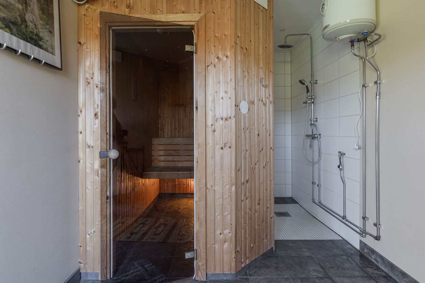 Bastu och dusch i garagebyggnaden