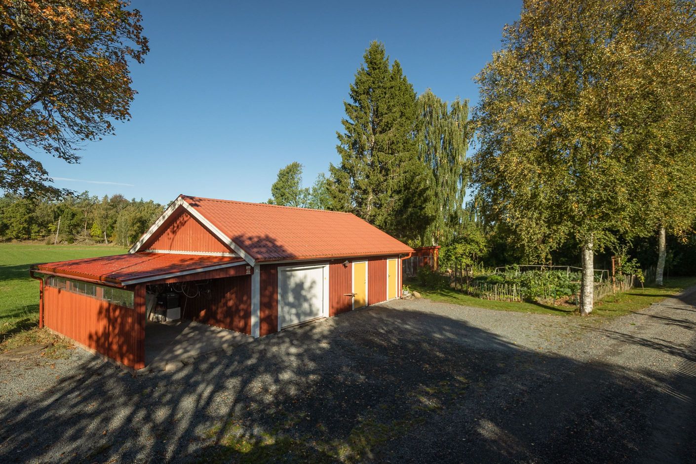 Garagebyggnad med carport, verkstad och förråd