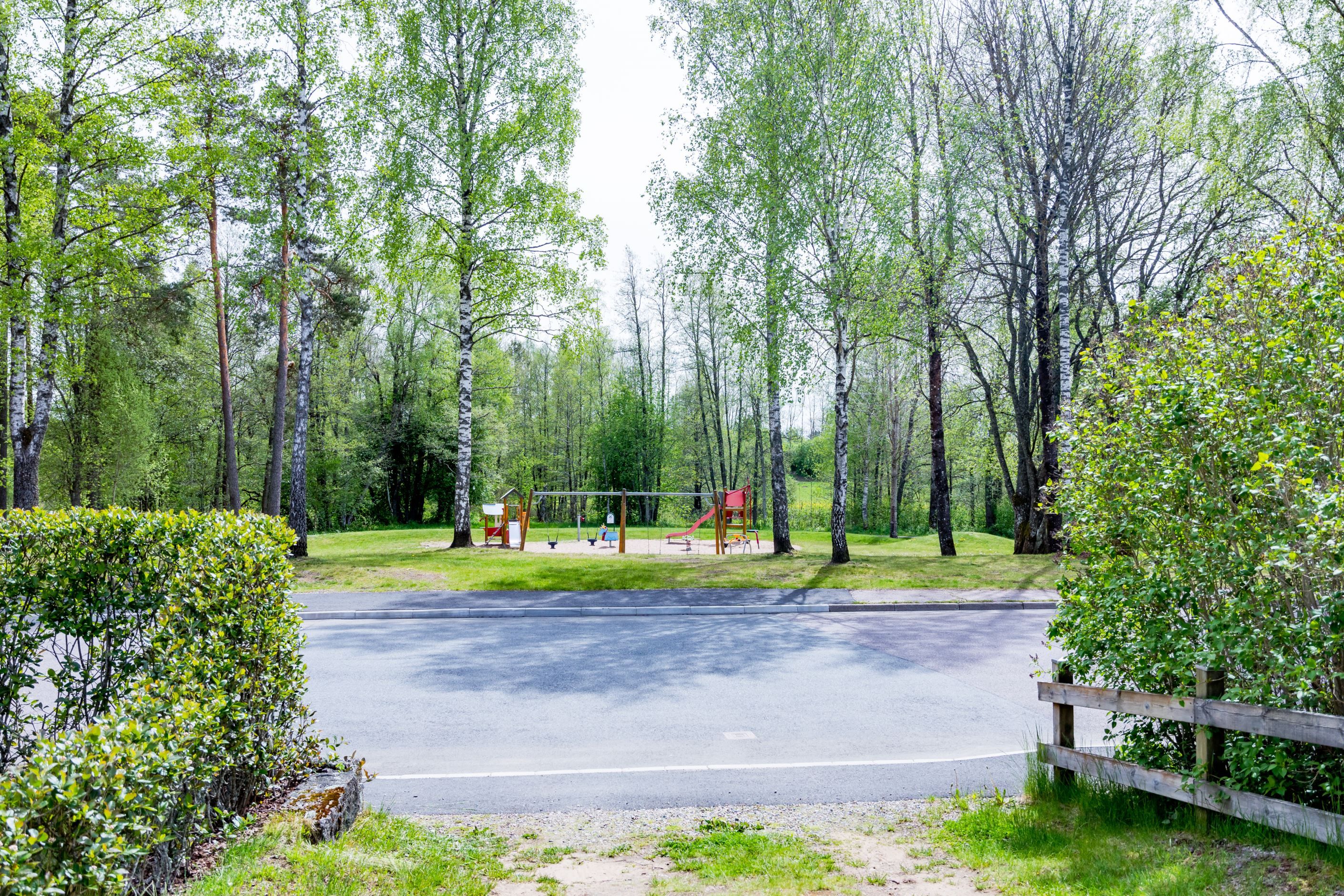 Med lekplats precis runt husknuten