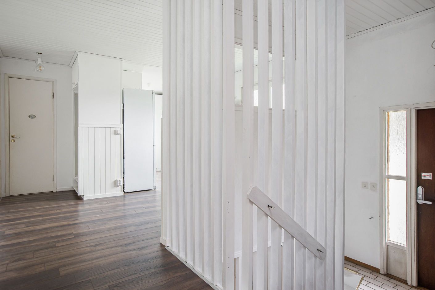 Rymlig entré med plats för förvaring av ytterkläder.