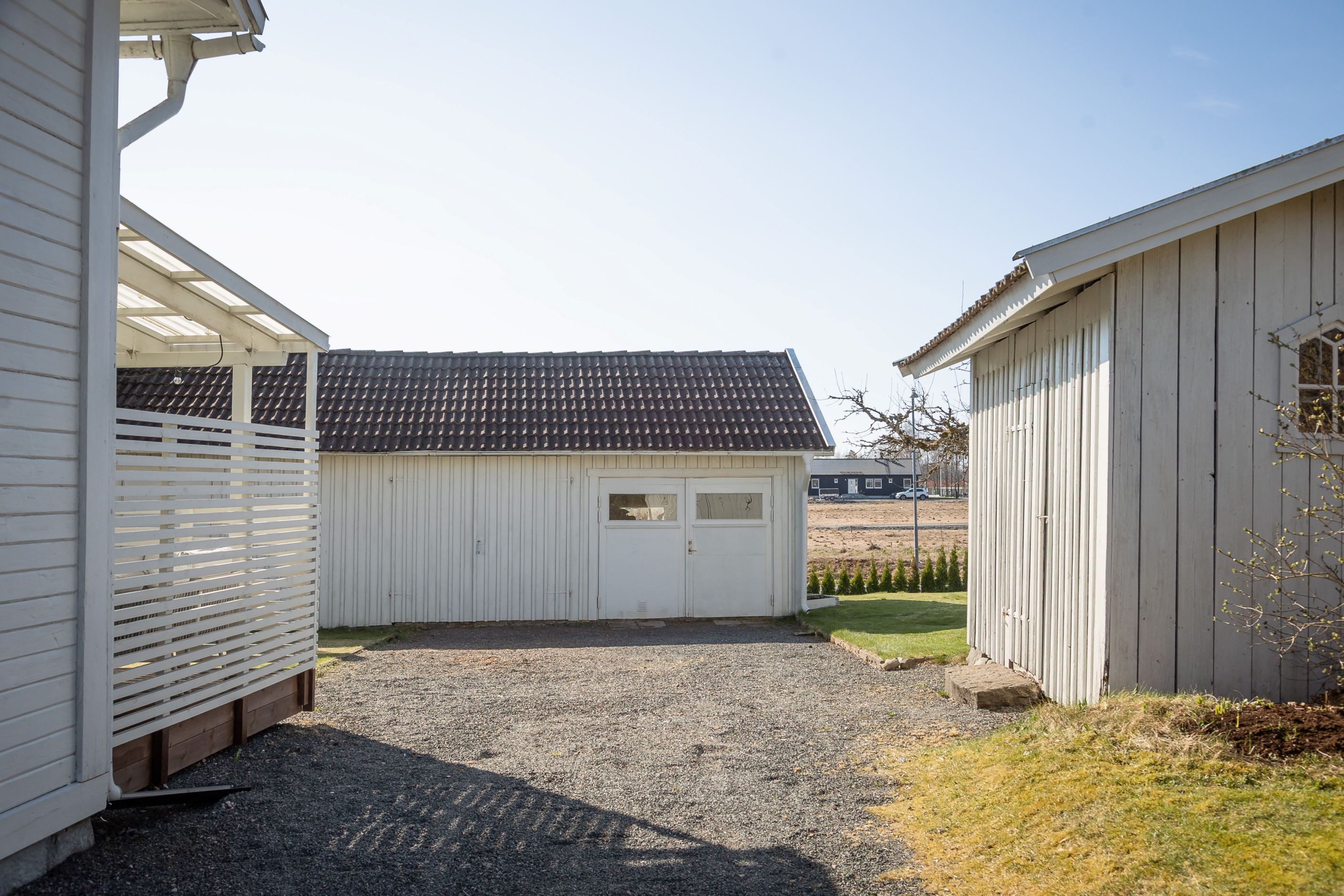 Med uthus och dubbla garage.