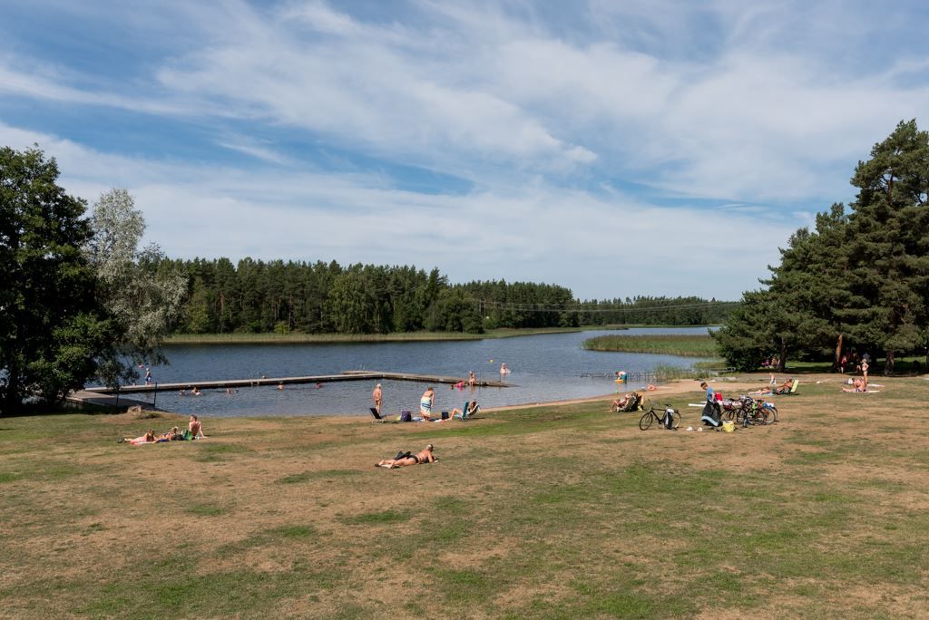 Badplatser och bryggor längs med Hjortsjön