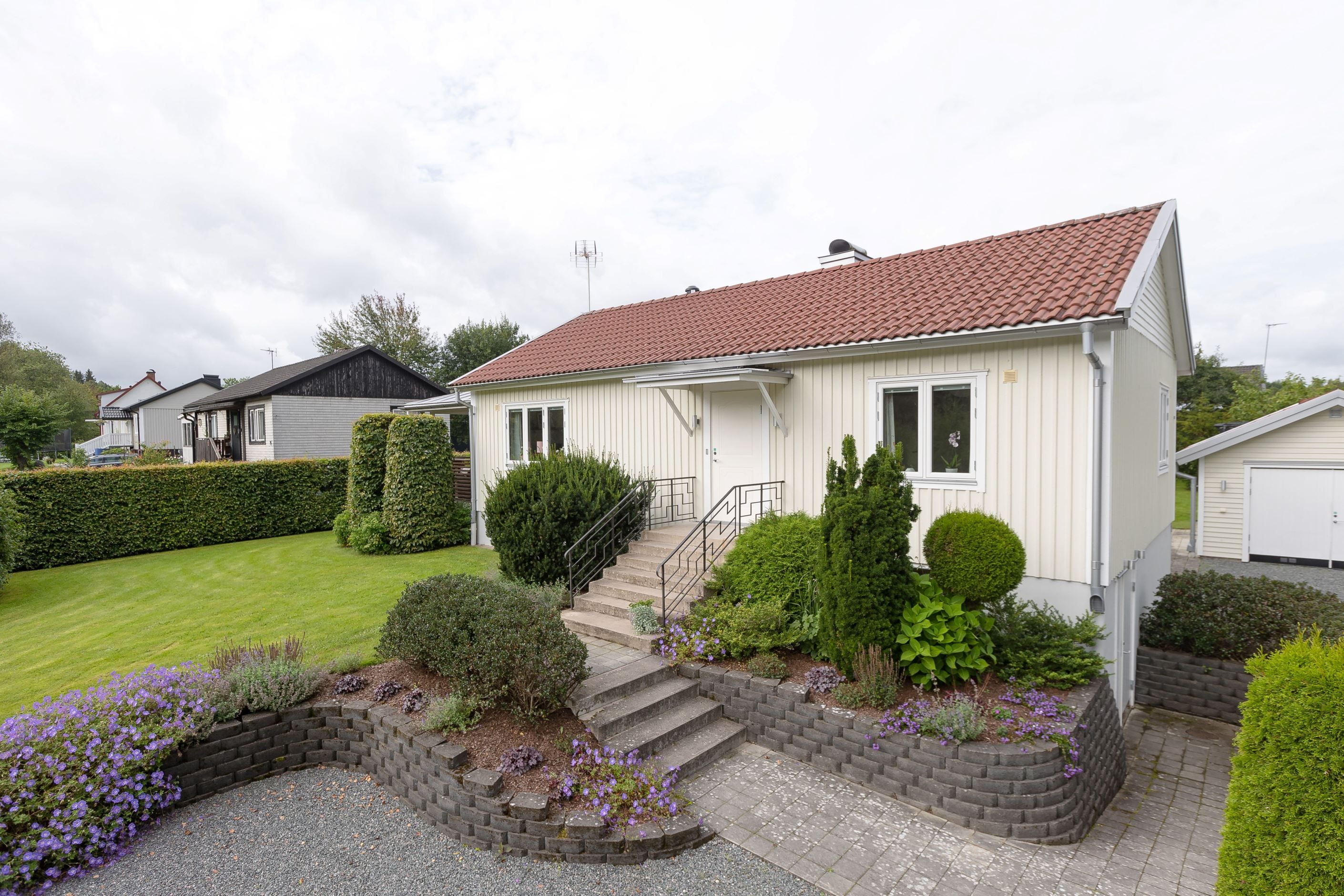 Med stort fristående garage och lummig trädgård