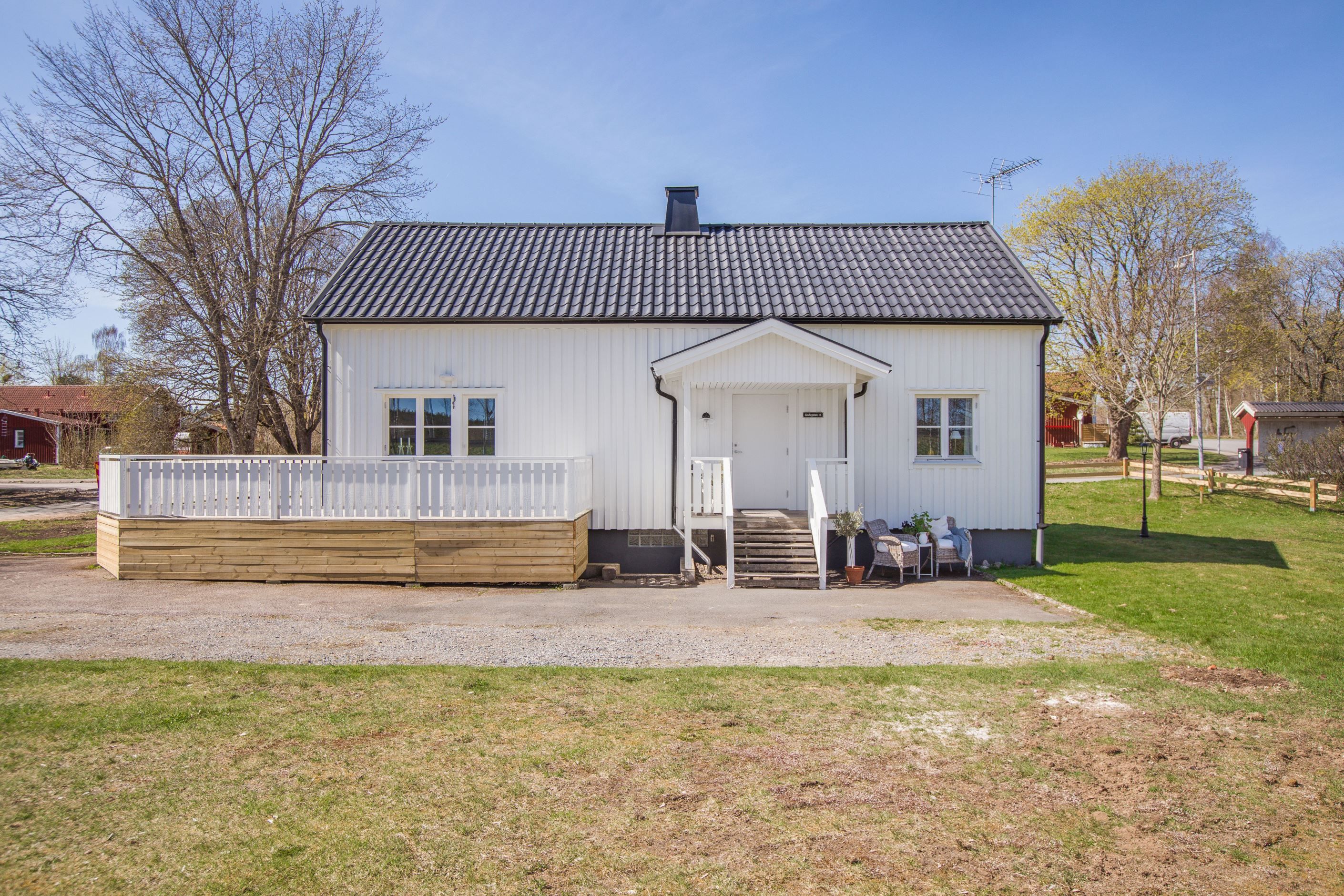 Välkommen till Lindegatan 14 i familjevänliga Hok!