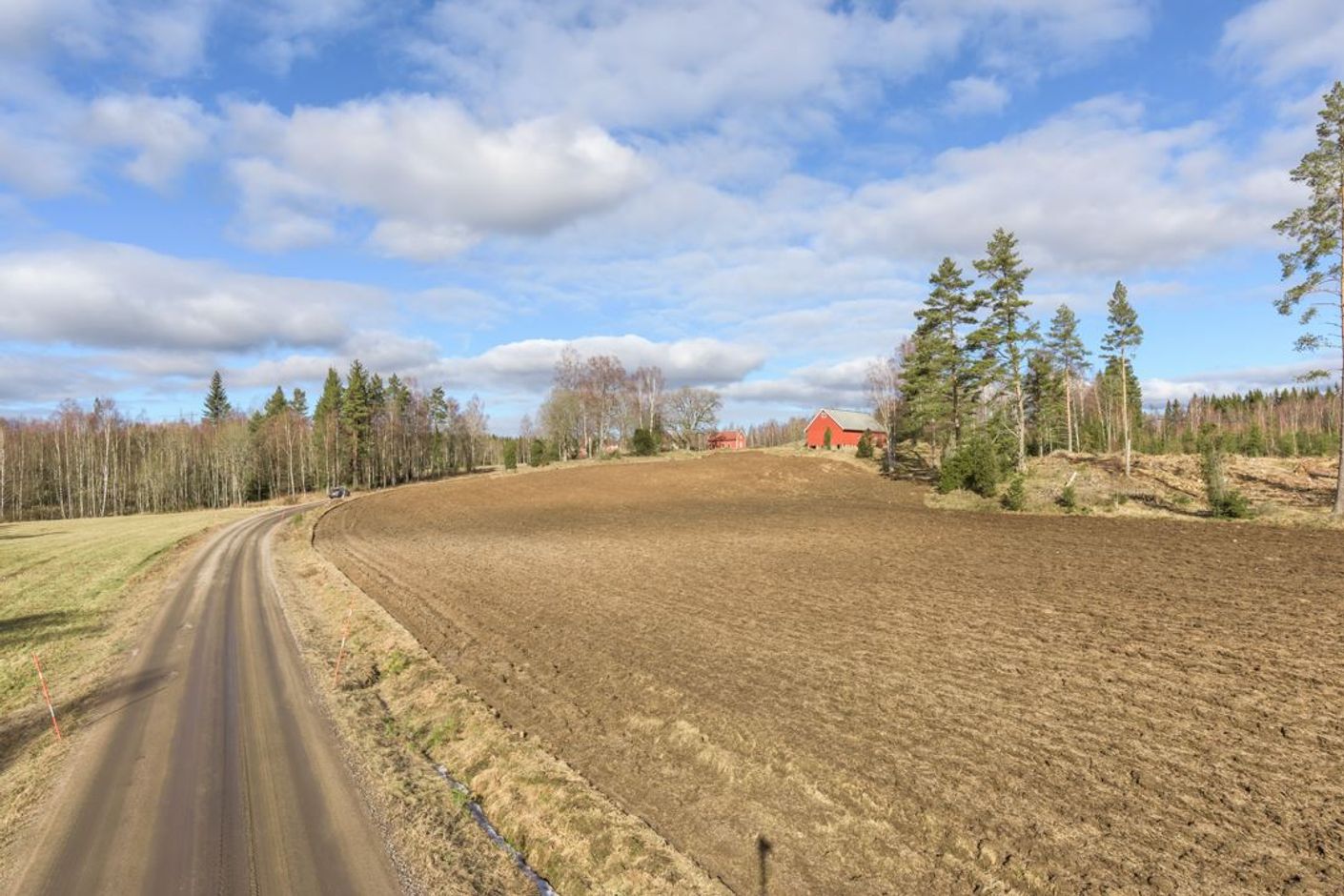 Lantlig omgivning med närhet till sjö och bad