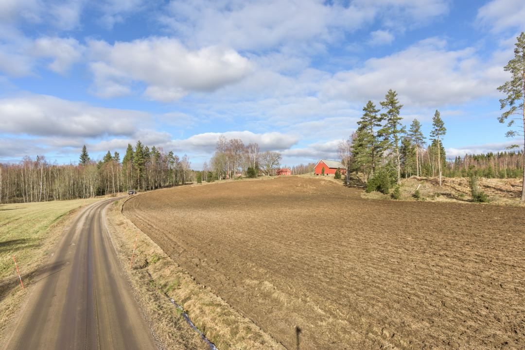 Lantlig omgivning med närhet till sjö och bad