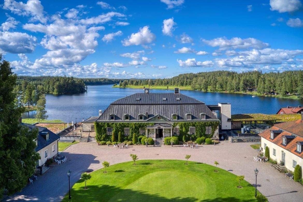 Hooks Herrgård med Hokasjön och parkbanan bakom där också Kapten Elins väg ligger.