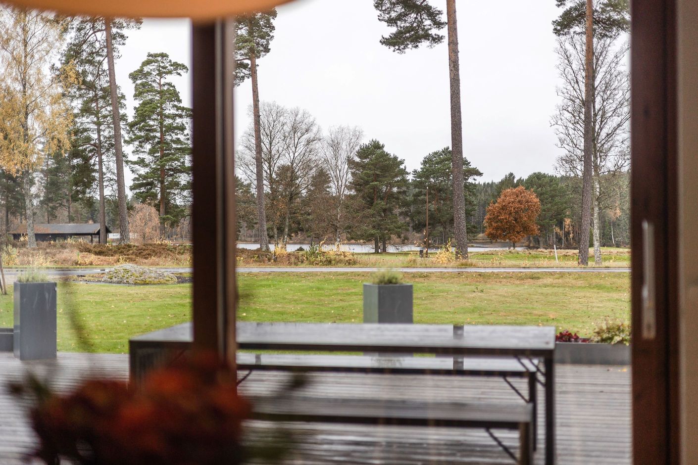 Med vy över golfbanan och Hokasjön.