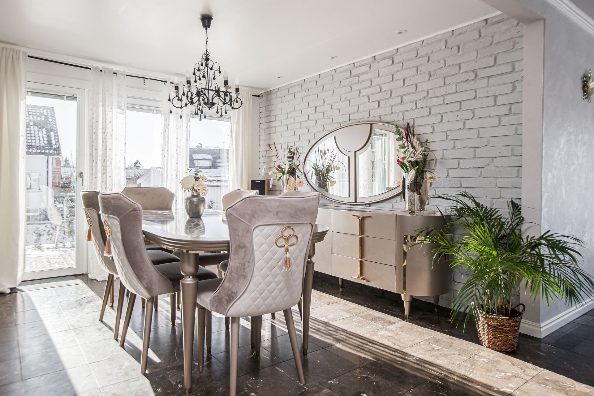 Matplats med utgång till terrass