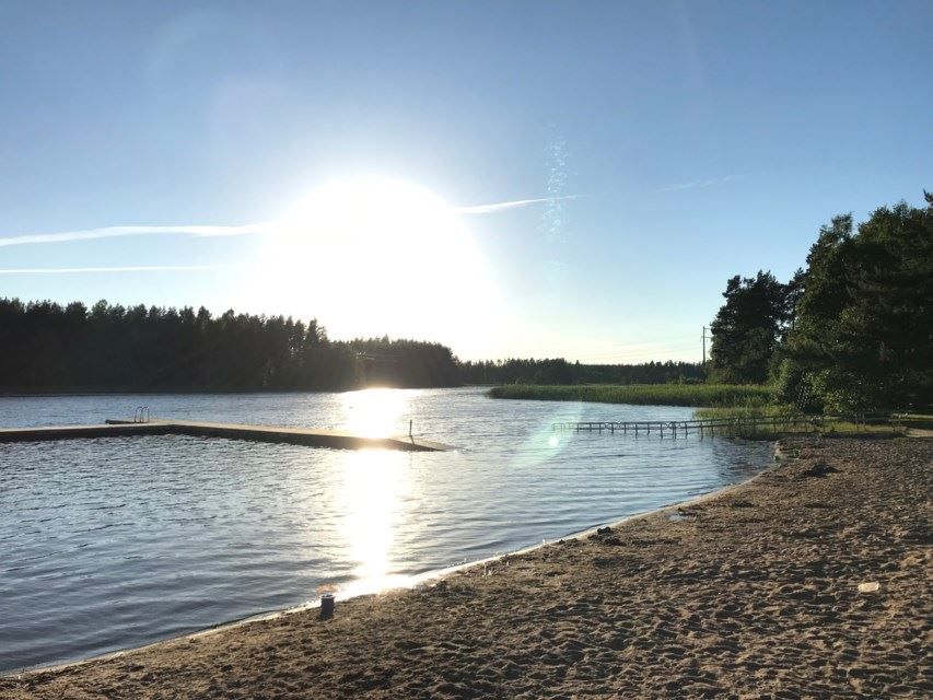 Flera badplatser i området.