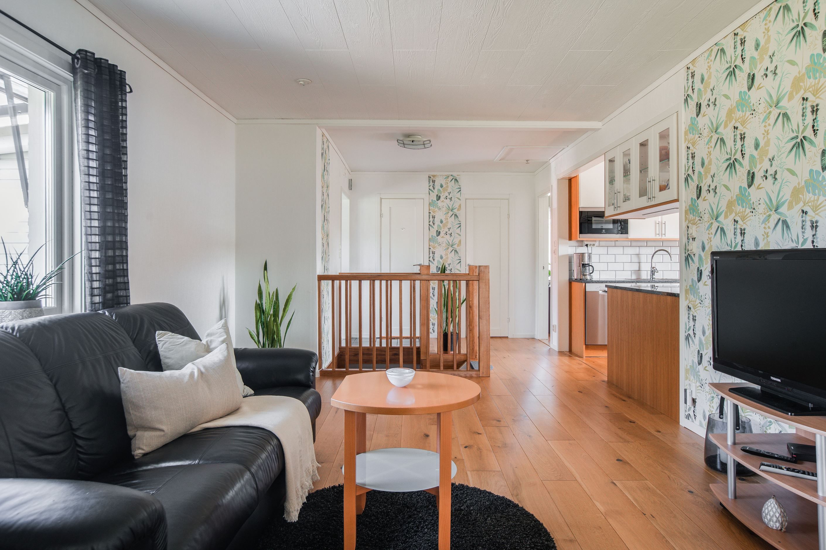 Med plats för både soffgrupp och matgrupp.