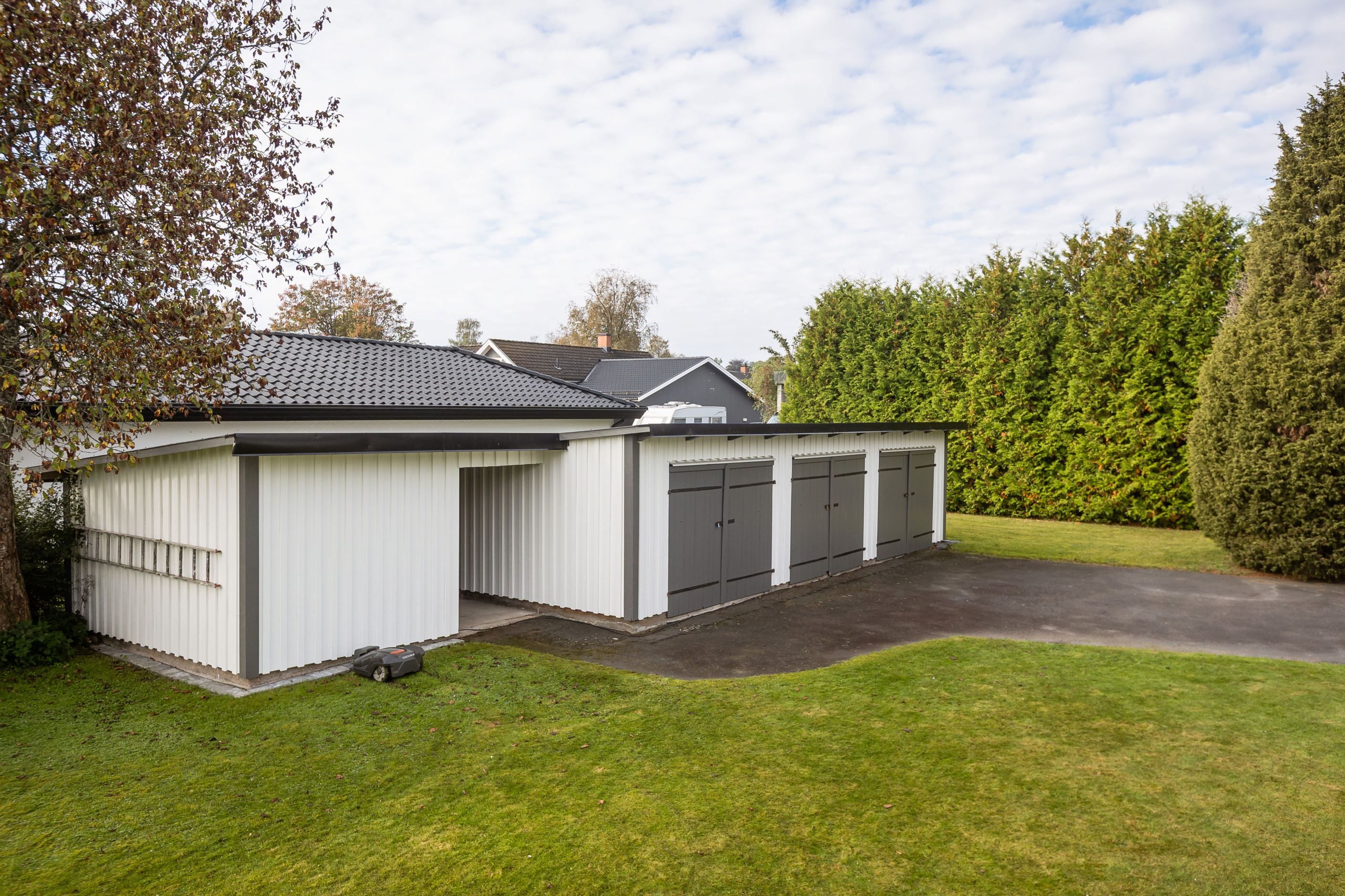 Fristående byggnad med tre garage.