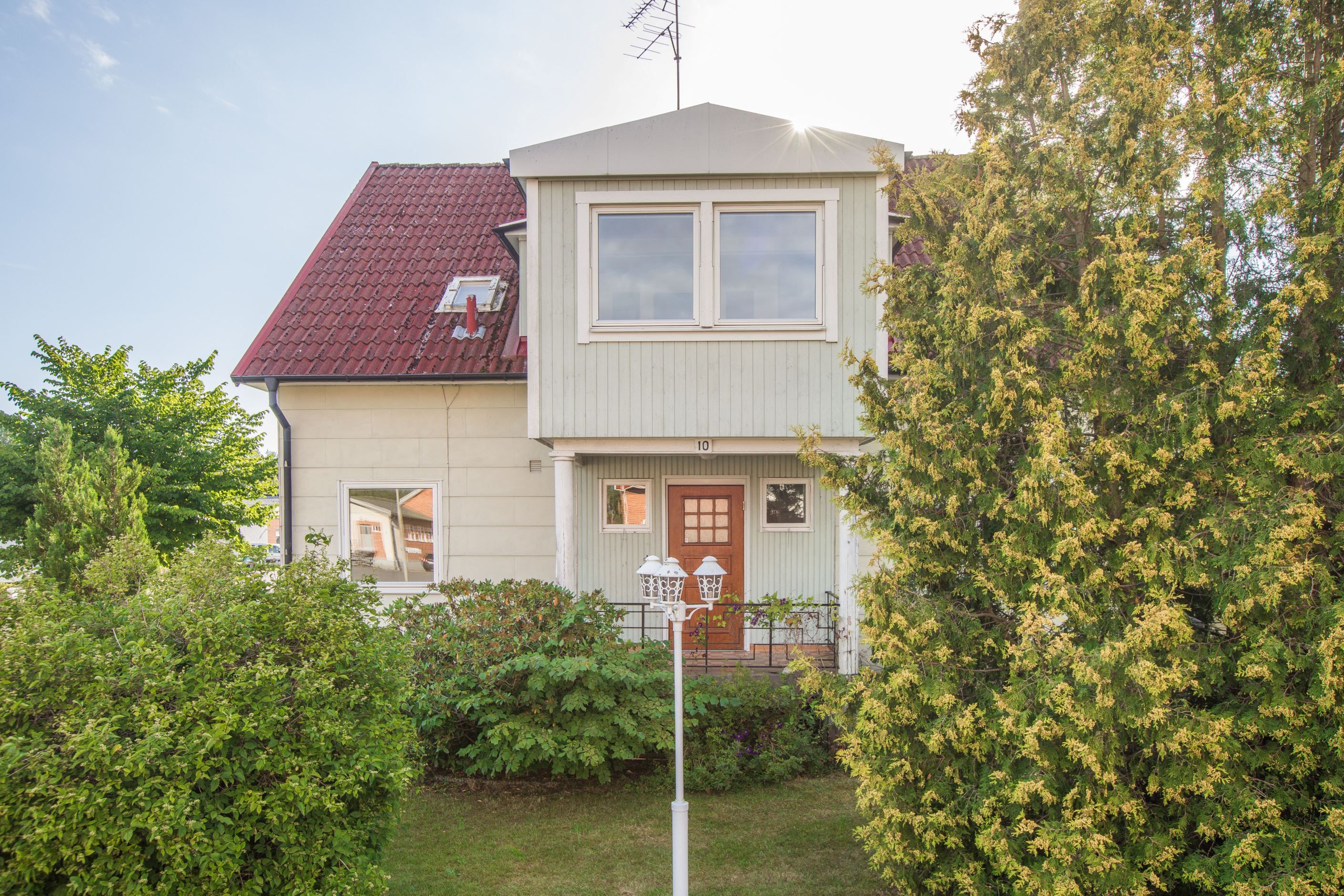 Tvåfamiljshus eller ett stort enfamiljshus beroende på användning