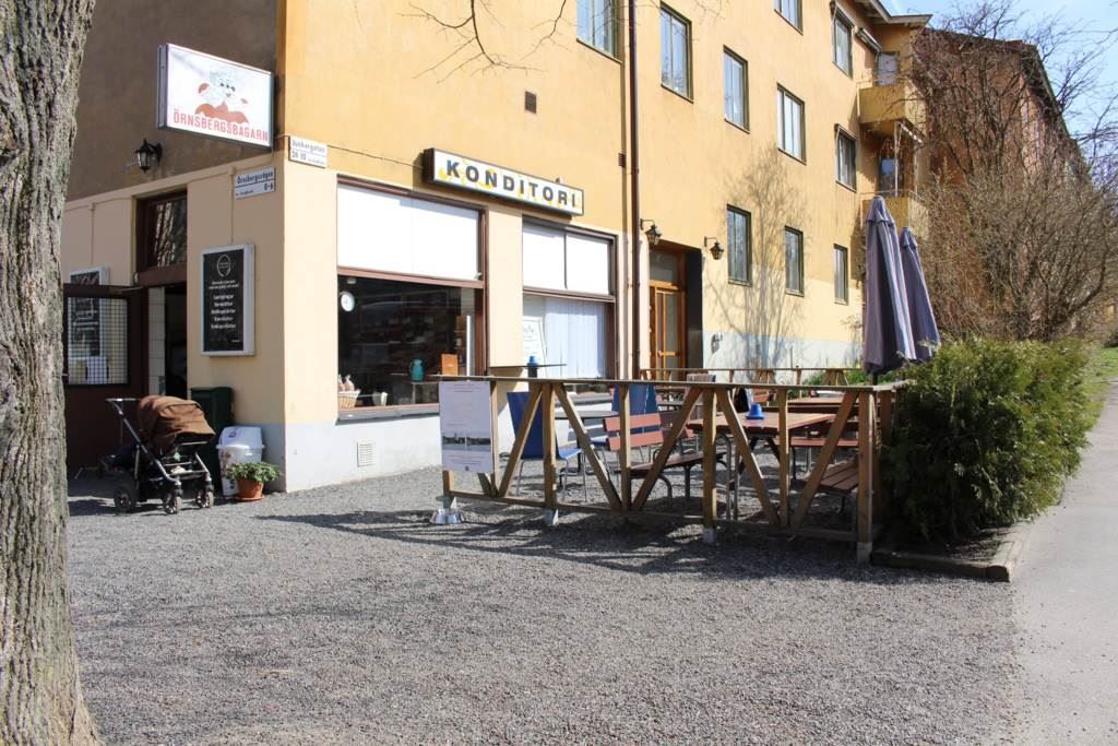 Fika eller köp frukostbröd på Örnsbergsbageri