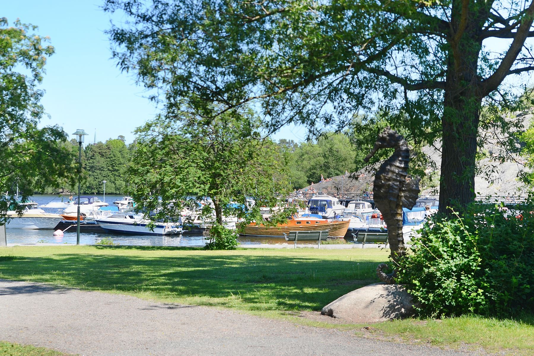Småbåtshamn och badberg med brygga vid Örnberget