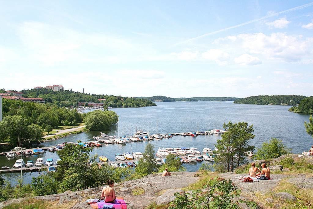 Badklippor ovanför Hägerstenshamnen
