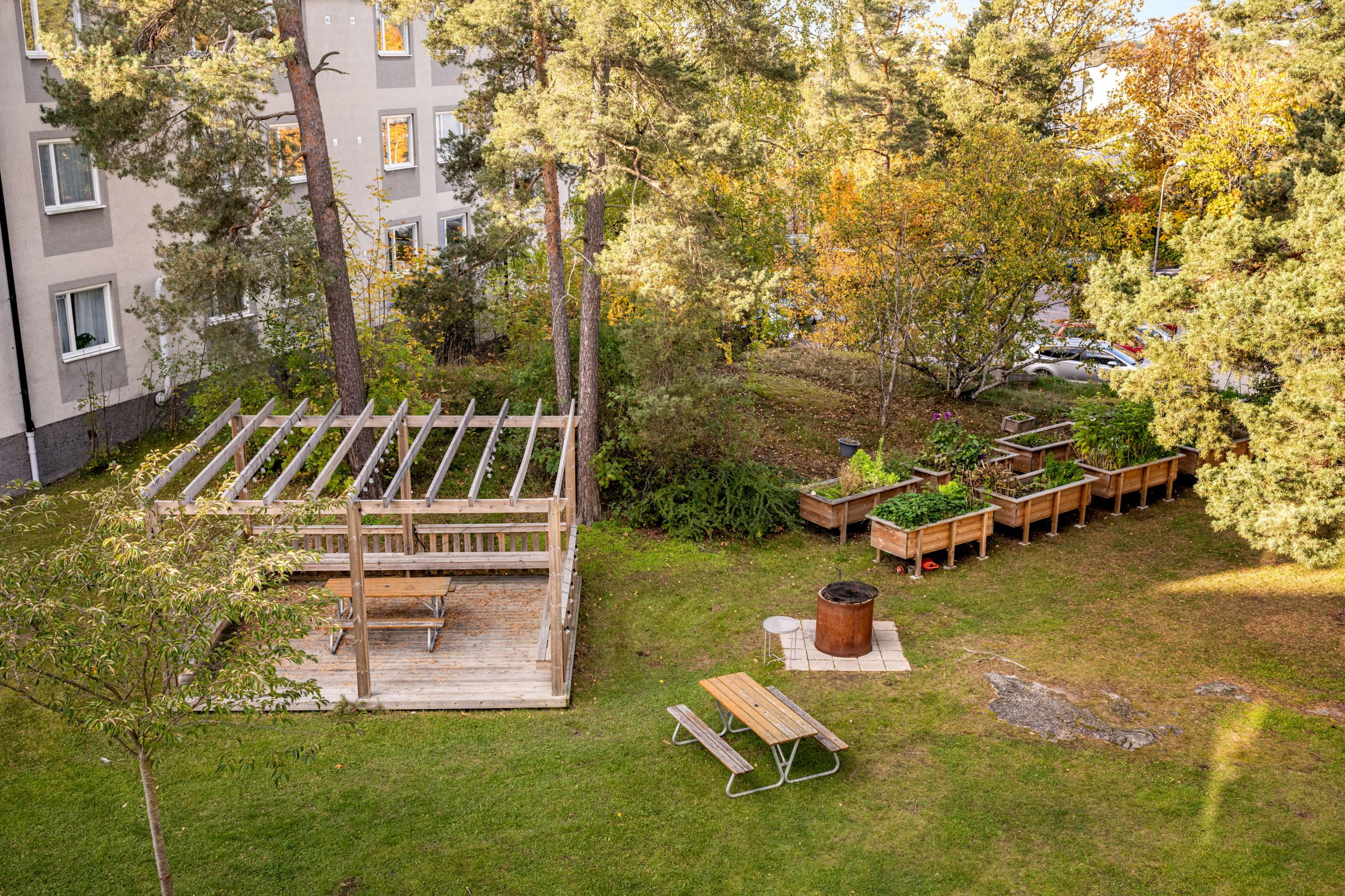 Balkong utsikt mot mysig innergård