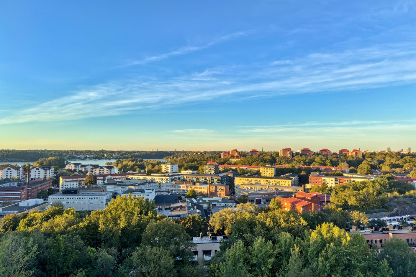 Härlig utsikt med sjöglimt av Mälaren